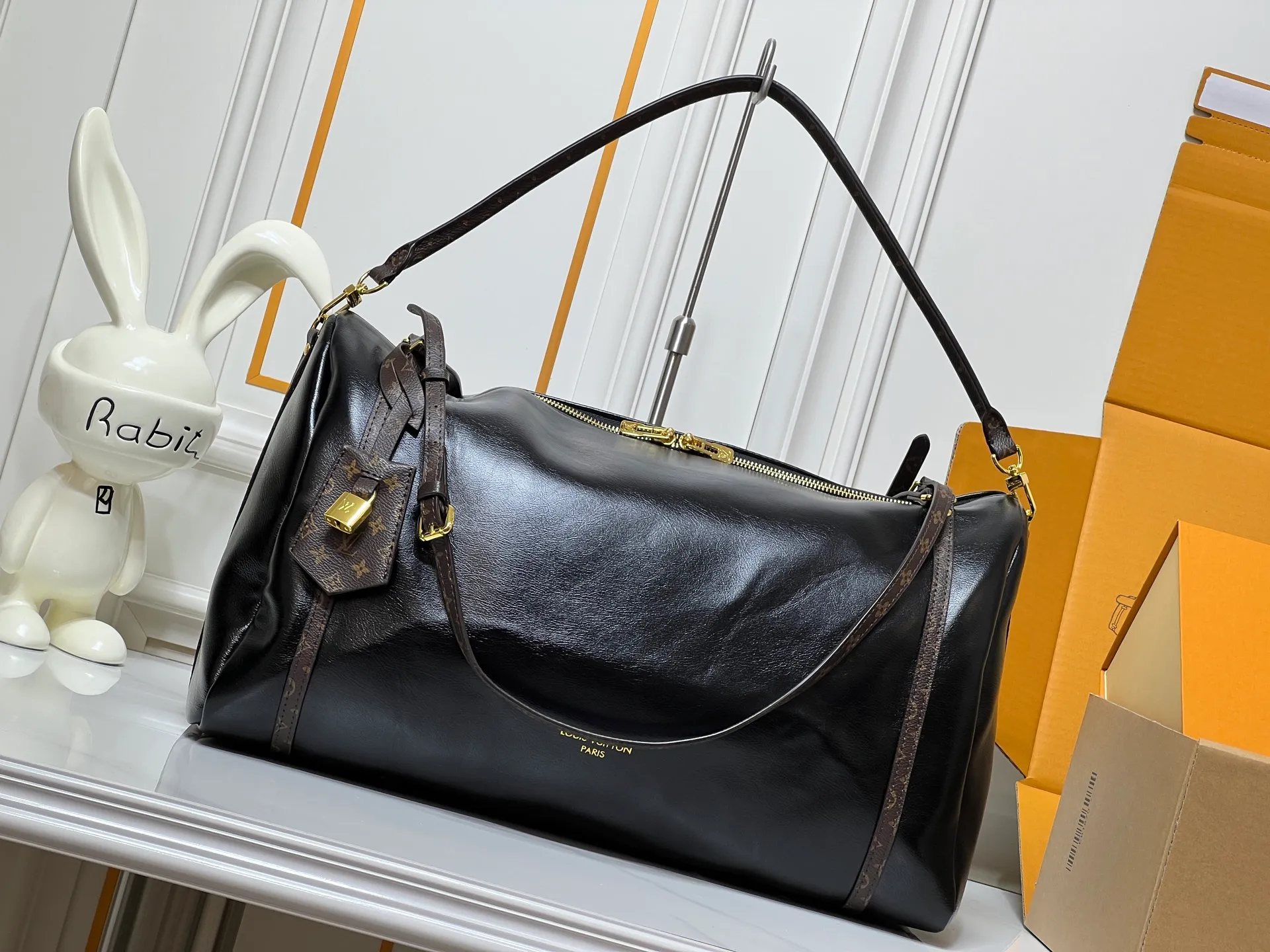 Batch 300💰Upgraded original M26037 M26451 M26359 M26397 M26358 M26039 M26905 M26360 M13668 M13667 This large Express Travel handbag injects a gentle atmosphere into the classic Keepall handbag, highlighting Nicolas Ghesquière's keen insight into the rhythm of urban travel. Made from fine-grained cowhide leather with Monogram canvas elements, the soft construction offers plenty of space, and the adjustable handle and removable rolled-leather handle allow for flexible carrying. Dimensions: 45 x 20 x 27 (cm) ((length x height x width)