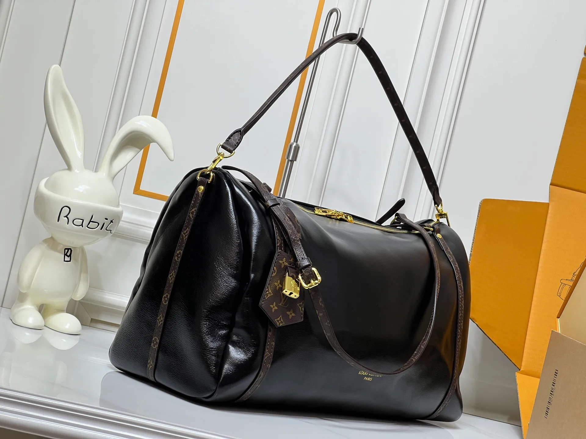 Batch 300💰Upgraded original M26037 M26451 M26359 M26397 M26358 M26039 M26905 M26360 M13668 M13667 This large Express Travel handbag injects a gentle atmosphere into the classic Keepall handbag, highlighting Nicolas Ghesquière's keen insight into the rhythm of urban travel. Made from fine-grained cowhide leather with Monogram canvas elements, the soft construction offers plenty of space, and the adjustable handle and removable rolled-leather handle allow for flexible carrying. Dimensions: 45 x 20 x 27 (cm) ((length x height x width)