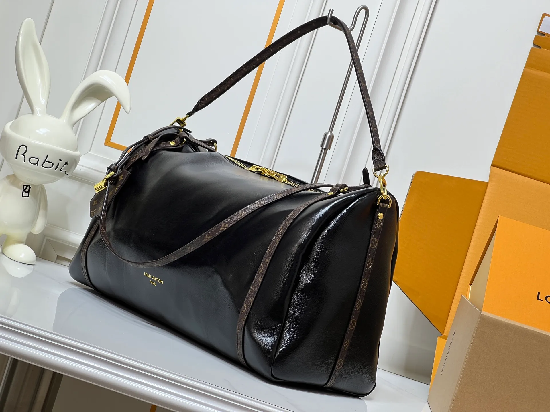 Batch 300💰Upgraded original M26037 M26451 M26359 M26397 M26358 M26039 M26905 M26360 M13668 M13667 This large Express Travel handbag injects a gentle atmosphere into the classic Keepall handbag, highlighting Nicolas Ghesquière's keen insight into the rhythm of urban travel. Made from fine-grained cowhide leather with Monogram canvas elements, the soft construction offers plenty of space, and the adjustable handle and removable rolled-leather handle allow for flexible carrying. Dimensions: 45 x 20 x 27 (cm) ((length x height x width)