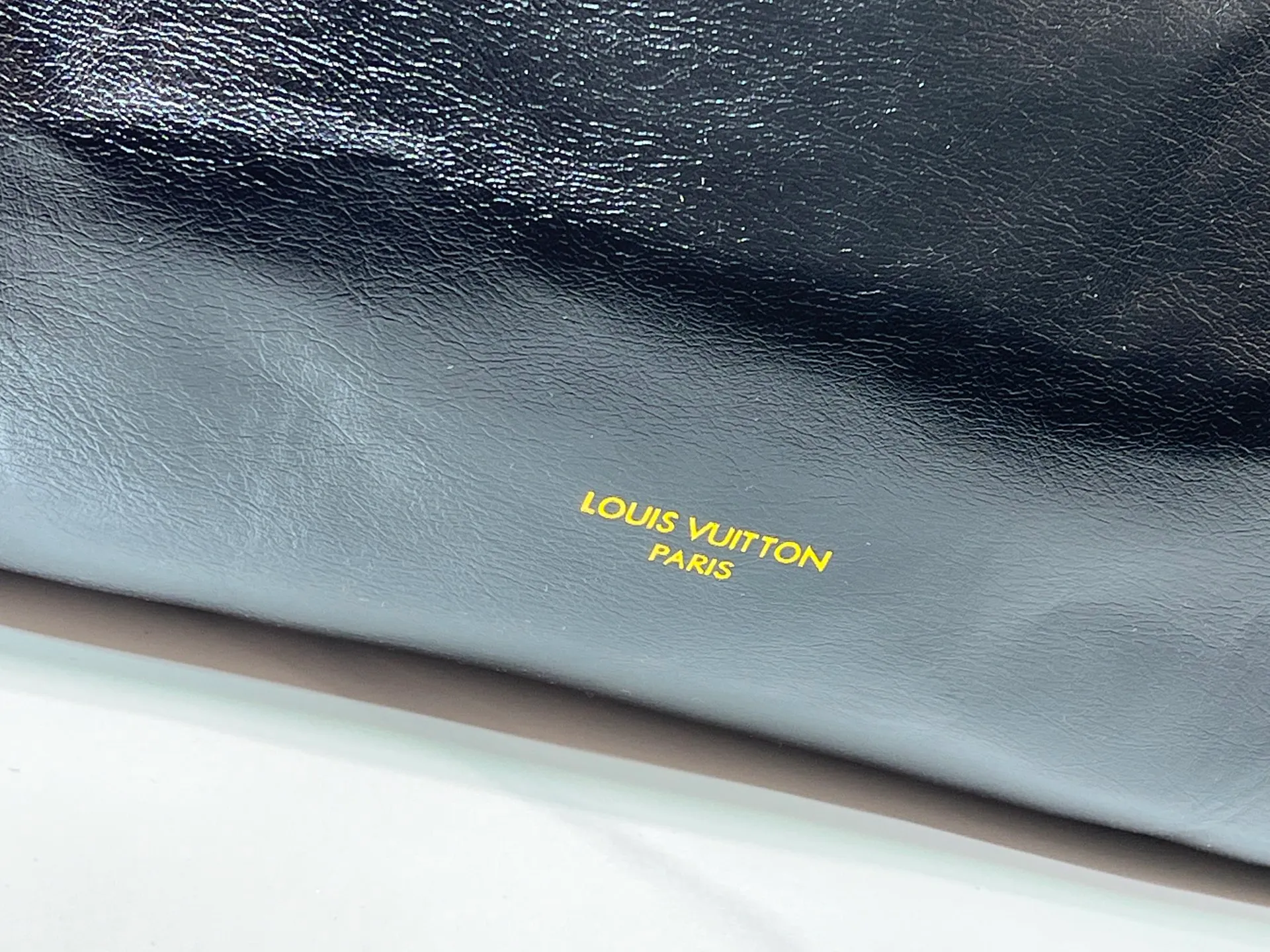 Batch 300💰Upgraded original M26037 M26451 M26359 M26397 M26358 M26039 M26905 M26360 M13668 M13667 This large Express Travel handbag injects a gentle atmosphere into the classic Keepall handbag, highlighting Nicolas Ghesquière's keen insight into the rhythm of urban travel. Made from fine-grained cowhide leather with Monogram canvas elements, the soft construction offers plenty of space, and the adjustable handle and removable rolled-leather handle allow for flexible carrying. Dimensions: 45 x 20 x 27 (cm) ((length x height x width)