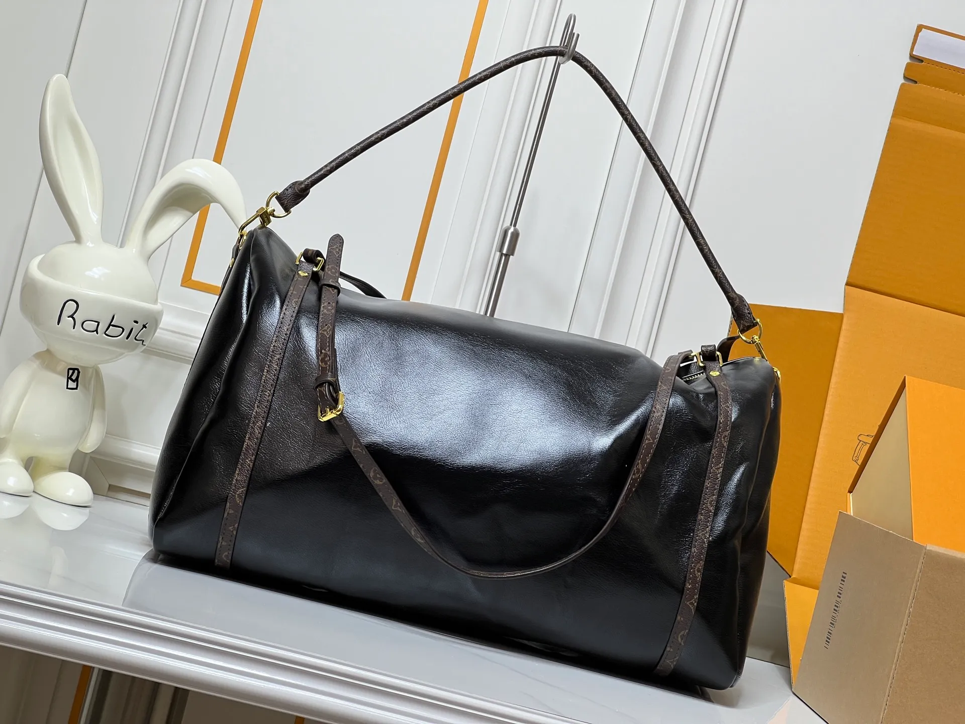 Batch 300💰Upgraded original M26037 M26451 M26359 M26397 M26358 M26039 M26905 M26360 M13668 M13667 This large Express Travel handbag injects a gentle atmosphere into the classic Keepall handbag, highlighting Nicolas Ghesquière's keen insight into the rhythm of urban travel. Made from fine-grained cowhide leather with Monogram canvas elements, the soft construction offers plenty of space, and the adjustable handle and removable rolled-leather handle allow for flexible carrying. Dimensions: 45 x 20 x 27 (cm) ((length x height x width)