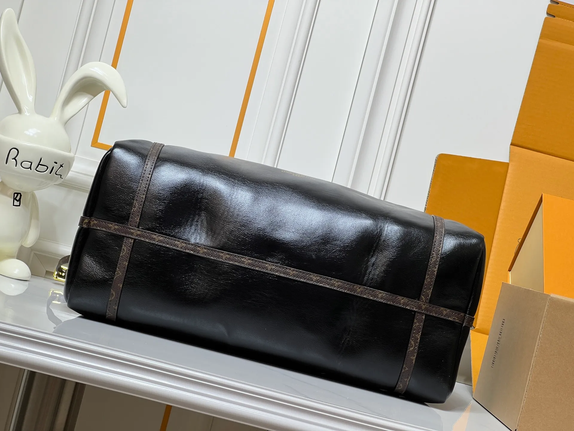Batch 300💰Upgraded original M26037 M26451 M26359 M26397 M26358 M26039 M26905 M26360 M13668 M13667 This large Express Travel handbag injects a gentle atmosphere into the classic Keepall handbag, highlighting Nicolas Ghesquière's keen insight into the rhythm of urban travel. Made from fine-grained cowhide leather with Monogram canvas elements, the soft construction offers plenty of space, and the adjustable handle and removable rolled-leather handle allow for flexible carrying. Dimensions: 45 x 20 x 27 (cm) ((length x height x width)