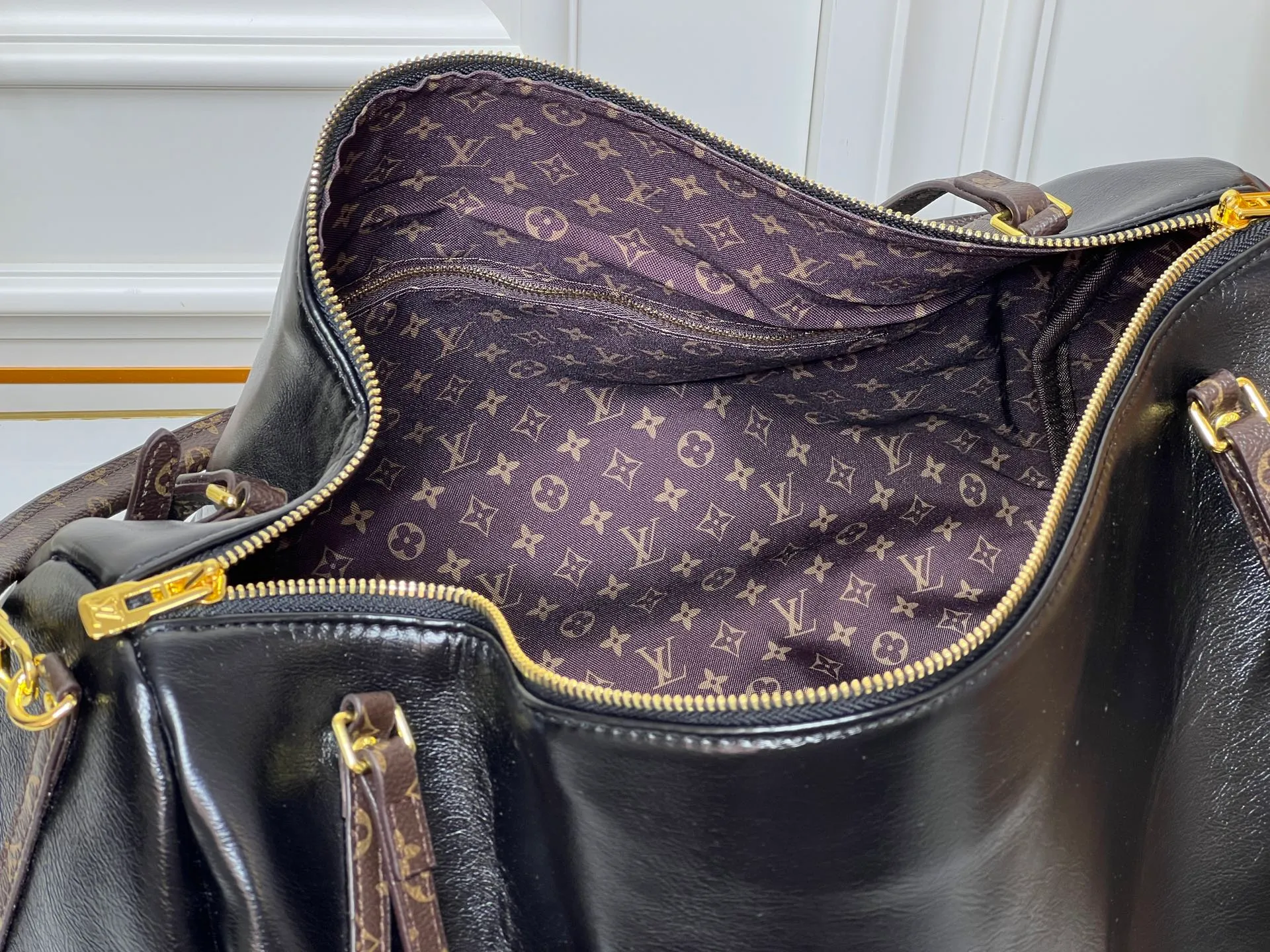 Batch 300💰Upgraded original M26037 M26451 M26359 M26397 M26358 M26039 M26905 M26360 M13668 M13667 This large Express Travel handbag injects a gentle atmosphere into the classic Keepall handbag, highlighting Nicolas Ghesquière's keen insight into the rhythm of urban travel. Made from fine-grained cowhide leather with Monogram canvas elements, the soft construction offers plenty of space, and the adjustable handle and removable rolled-leather handle allow for flexible carrying. Dimensions: 45 x 20 x 27 (cm) ((length x height x width)