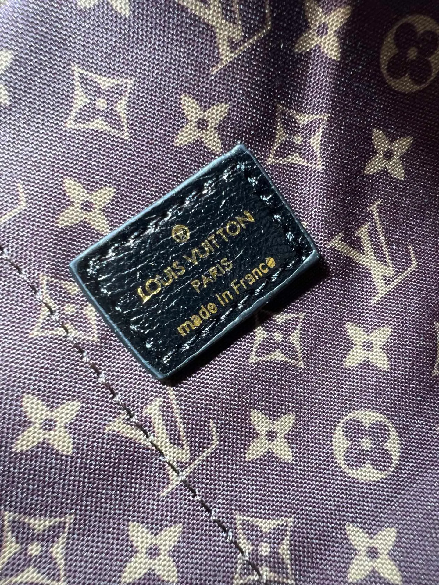 Batch 300💰Upgraded original M26037 M26451 M26359 M26397 M26358 M26039 M26905 M26360 M13668 M13667 This large Express Travel handbag injects a gentle atmosphere into the classic Keepall handbag, highlighting Nicolas Ghesquière's keen insight into the rhythm of urban travel. Made from fine-grained cowhide leather with Monogram canvas elements, the soft construction offers plenty of space, and the adjustable handle and removable rolled-leather handle allow for flexible carrying. Dimensions: 45 x 20 x 27 (cm) ((length x height x width)