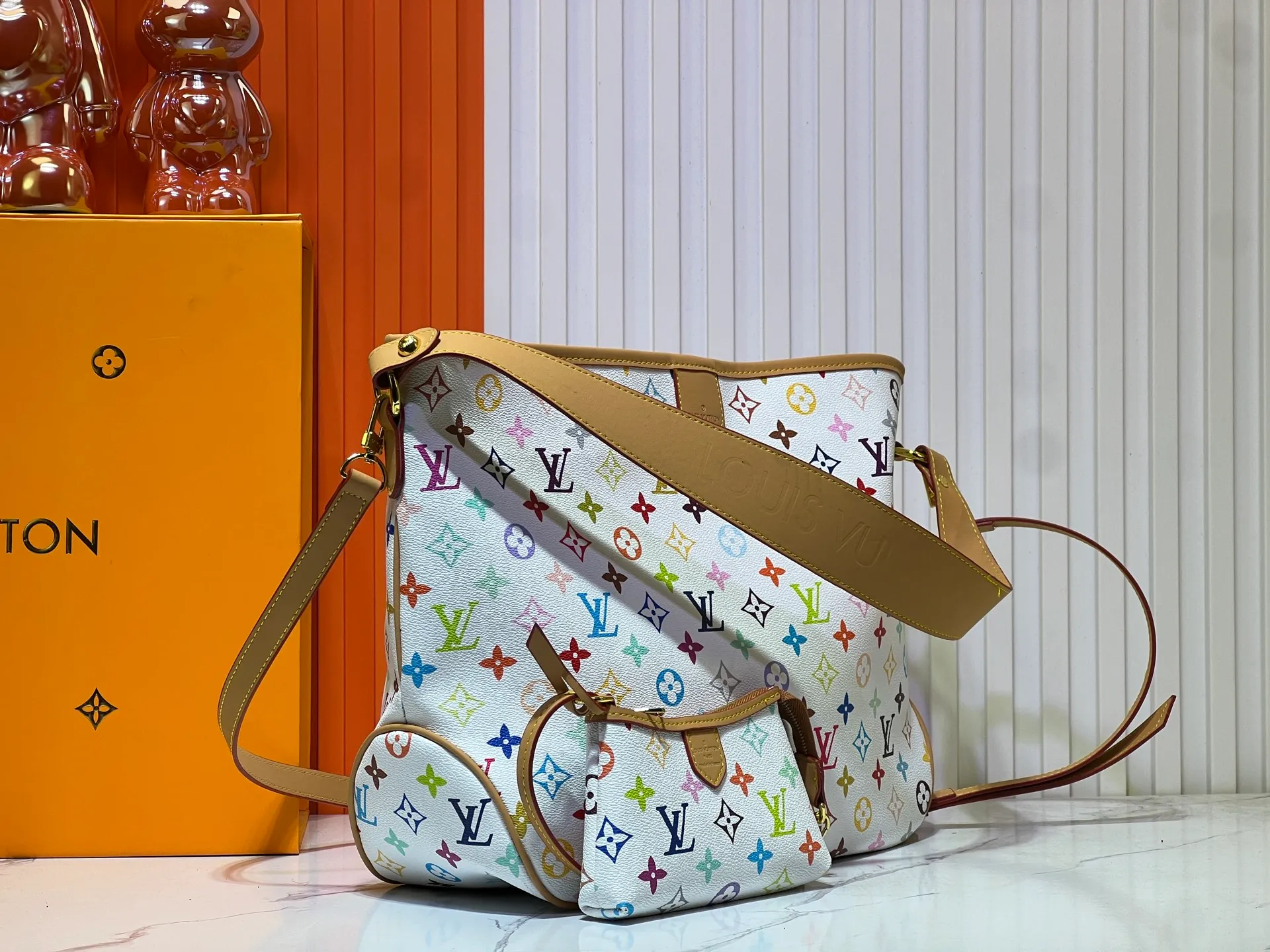 Batch 240💰Upgraded quality Exclusive white large size🔥Super popular🔥🔥💥M44945 The most popular Internet celebrity model recently LV Second-hand Tote Bag The latest model in early spring Small versatile LV upgraded version shopping bag In recent years, LV’s imagination has really become bigger and bigger, the design is unique and classic, with various retro colors and decorations, size 38.30