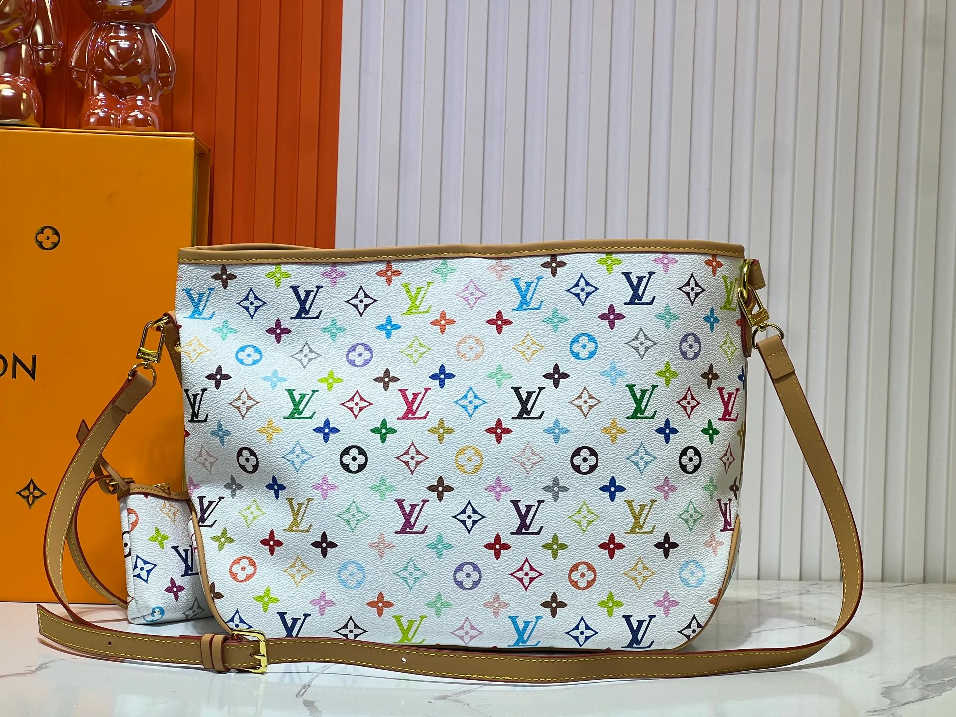 Batch 240💰Upgraded quality Exclusive white large size🔥Super popular🔥🔥💥M44945 The most popular Internet celebrity model recently LV Second-hand Tote Bag The latest model in early spring Small versatile LV upgraded version shopping bag In recent years, LV’s imagination has really become bigger and bigger, the design is unique and classic, with various retro colors and decorations, size 38.30