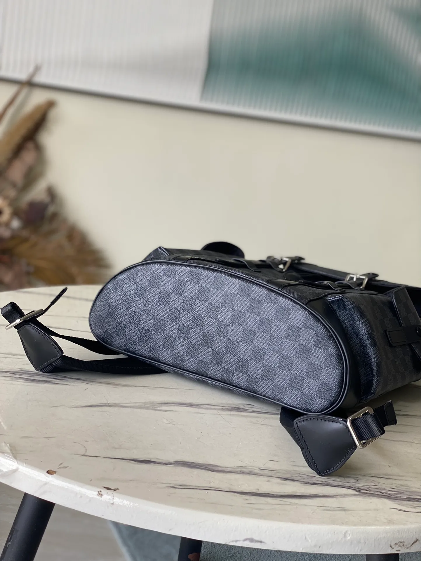 💰1000 Top Original N41379 Black Check Medium Christopher Medium Backpack uses Monogram canvas to interpret the rugged and simple spirit of a hiking bag. Its unique style is suitable for both work and entertainment, highlighting a high-quality lifestyle. Dimensions: 38 x 44 x 21 cm
