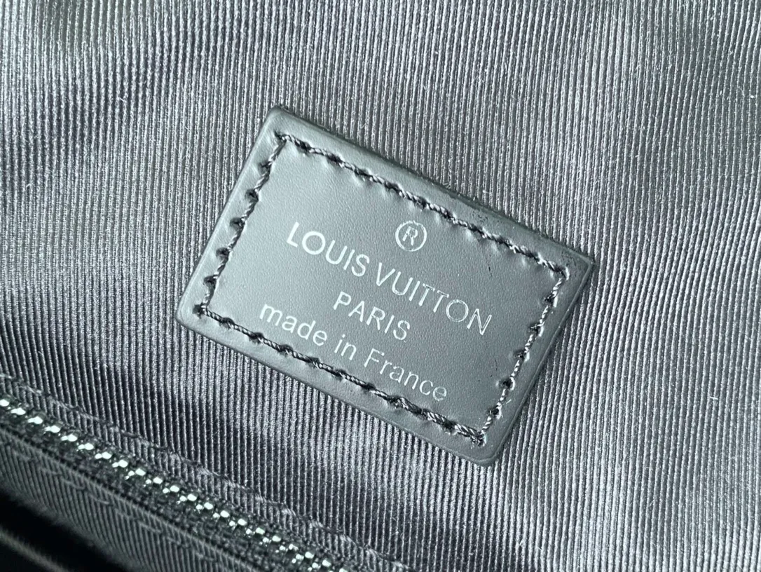 💰1000 Top Original N41379 Black Check Medium Christopher Medium Backpack uses Monogram canvas to interpret the rugged and simple spirit of a hiking bag. Its unique style is suitable for both work and entertainment, highlighting a high-quality lifestyle. Dimensions: 38 x 44 x 21 cm
