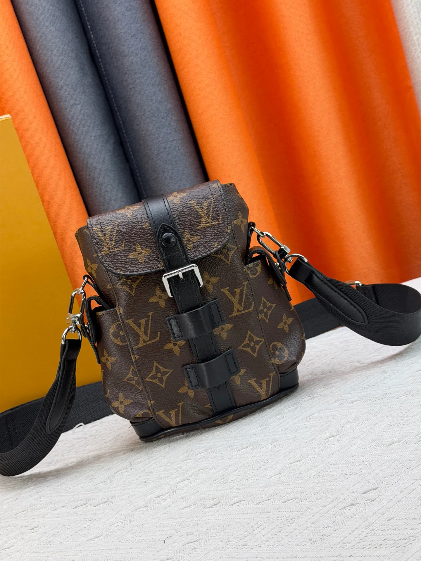 P220 Upgraded original version M82769 This Nano Christopher handbag cleverly condenses the essence of Louis Vuitton's classic Christopher backpack. The black floral black leather hijab backpack and shoulder bag oo[handshake][handshake] exquisitely reproduces the side pockets, spring buckle opening and closing and buckle details. The detachable shoulder strap and D-ring add cross-body wear or can be worn as a shoulder bag. Dimensions: 14 x 19 x 6 cm (length x height x width)