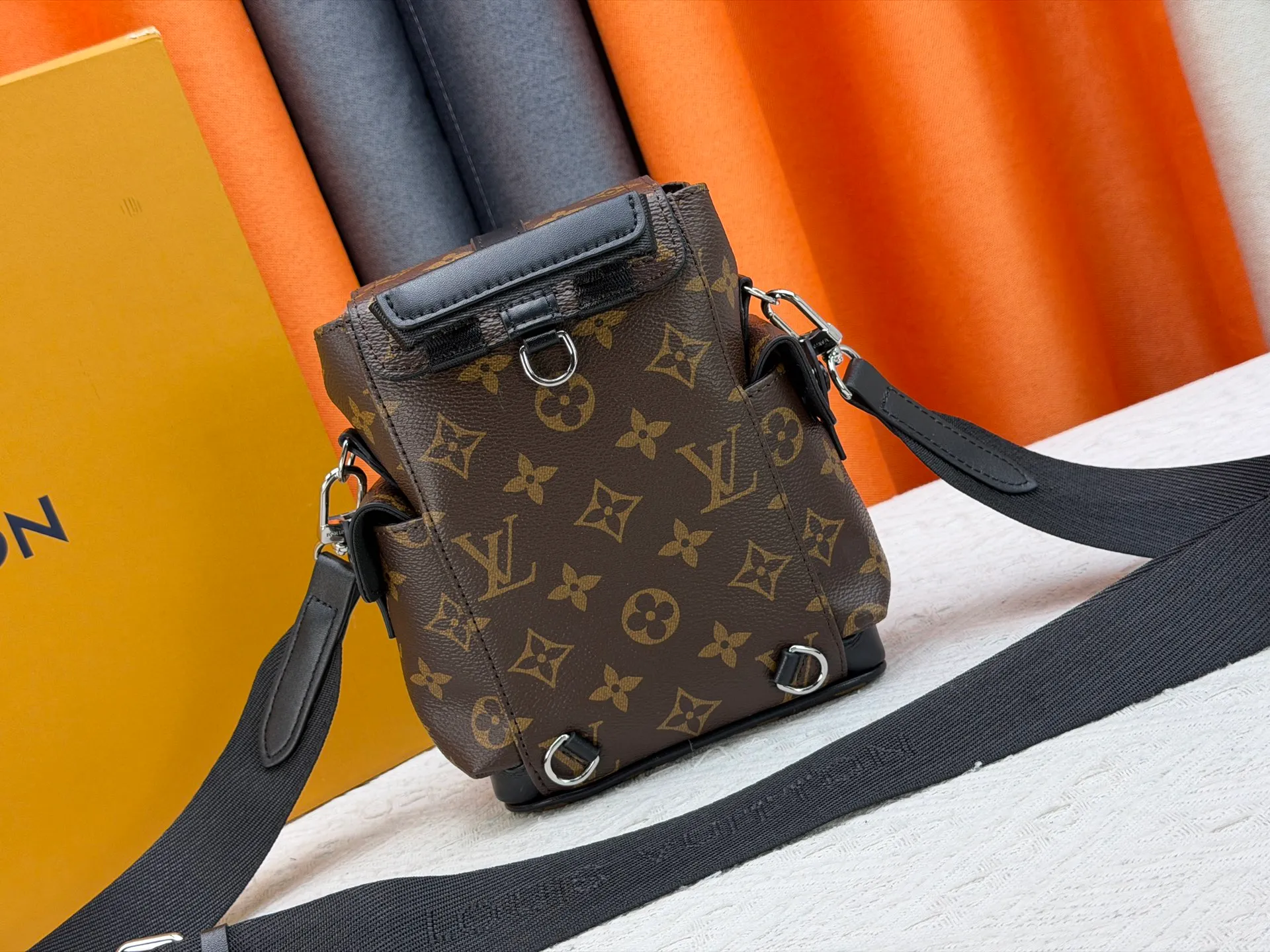P220 Upgraded original version M82769 This Nano Christopher handbag cleverly condenses the essence of Louis Vuitton's classic Christopher backpack. The black floral black leather hijab backpack and shoulder bag oo[handshake][handshake] exquisitely reproduces the side pockets, spring buckle opening and closing and buckle details. The detachable shoulder strap and D-ring add cross-body wear or can be worn as a shoulder bag. Dimensions: 14 x 19 x 6 cm (length x height x width)