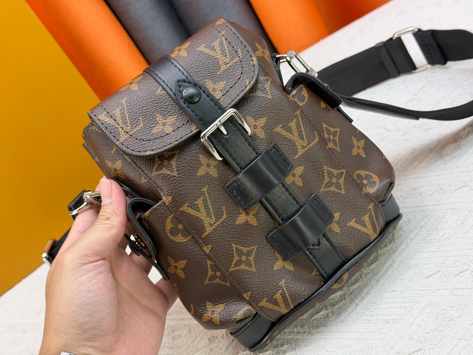 P220 Upgraded original version M82769 This Nano Christopher handbag cleverly condenses the essence of Louis Vuitton's classic Christopher backpack. The black floral black leather hijab backpack and shoulder bag oo[handshake][handshake] exquisitely reproduces the side pockets, spring buckle opening and closing and buckle details. The detachable shoulder strap and D-ring add cross-body wear or can be worn as a shoulder bag. Dimensions: 14 x 19 x 6 cm (length x height x width)