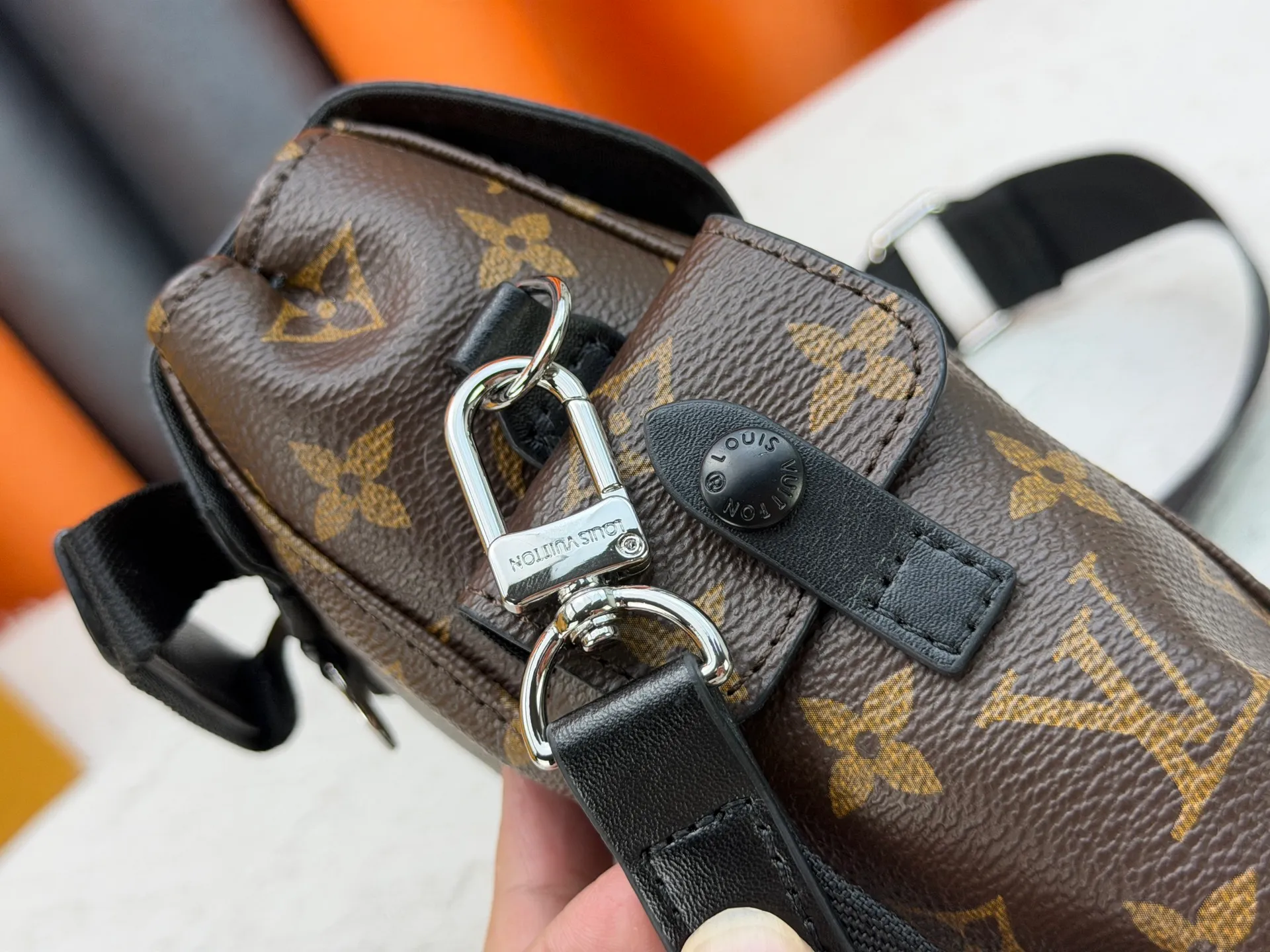 P220 Upgraded original version M82769 This Nano Christopher handbag cleverly condenses the essence of Louis Vuitton's classic Christopher backpack. The black floral black leather hijab backpack and shoulder bag oo[handshake][handshake] exquisitely reproduces the side pockets, spring buckle opening and closing and buckle details. The detachable shoulder strap and D-ring add cross-body wear or can be worn as a shoulder bag. Dimensions: 14 x 19 x 6 cm (length x height x width)