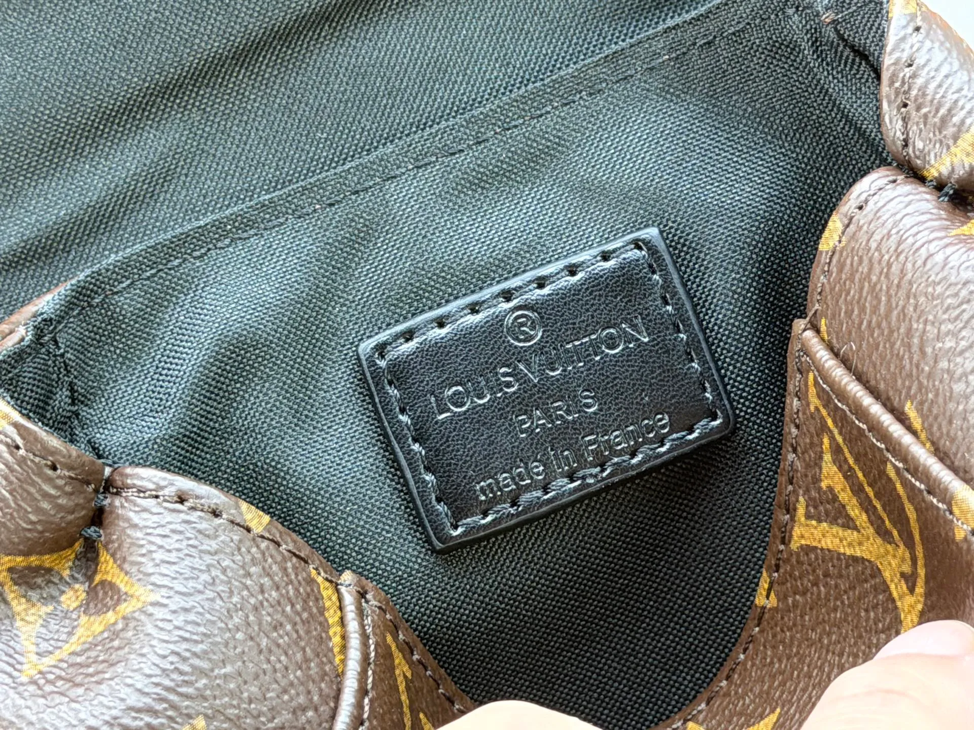 P220 Upgraded original version M82769 This Nano Christopher handbag cleverly condenses the essence of Louis Vuitton's classic Christopher backpack. The black floral black leather hijab backpack and shoulder bag oo[handshake][handshake] exquisitely reproduces the side pockets, spring buckle opening and closing and buckle details. The detachable shoulder strap and D-ring add cross-body wear or can be worn as a shoulder bag. Dimensions: 14 x 19 x 6 cm (length x height x width)