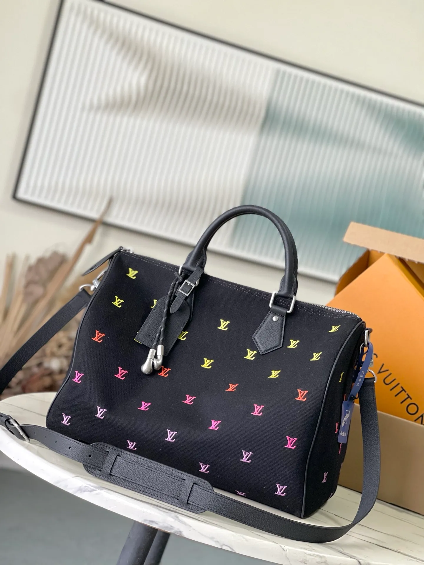 💰1240 (top layer leather) top original single M14136 LV Blason Denim translates music into Pharrell Williams’ fashion language, bringing a refined touch to Speedy 40 Bandoulière. Embroidered LV initials in changing colors adorn the black washed denim base. In addition to the traditional removable leather name tag, the bag also features a removable headphone charm. Dimensions: 40 x 26 x 23 cm