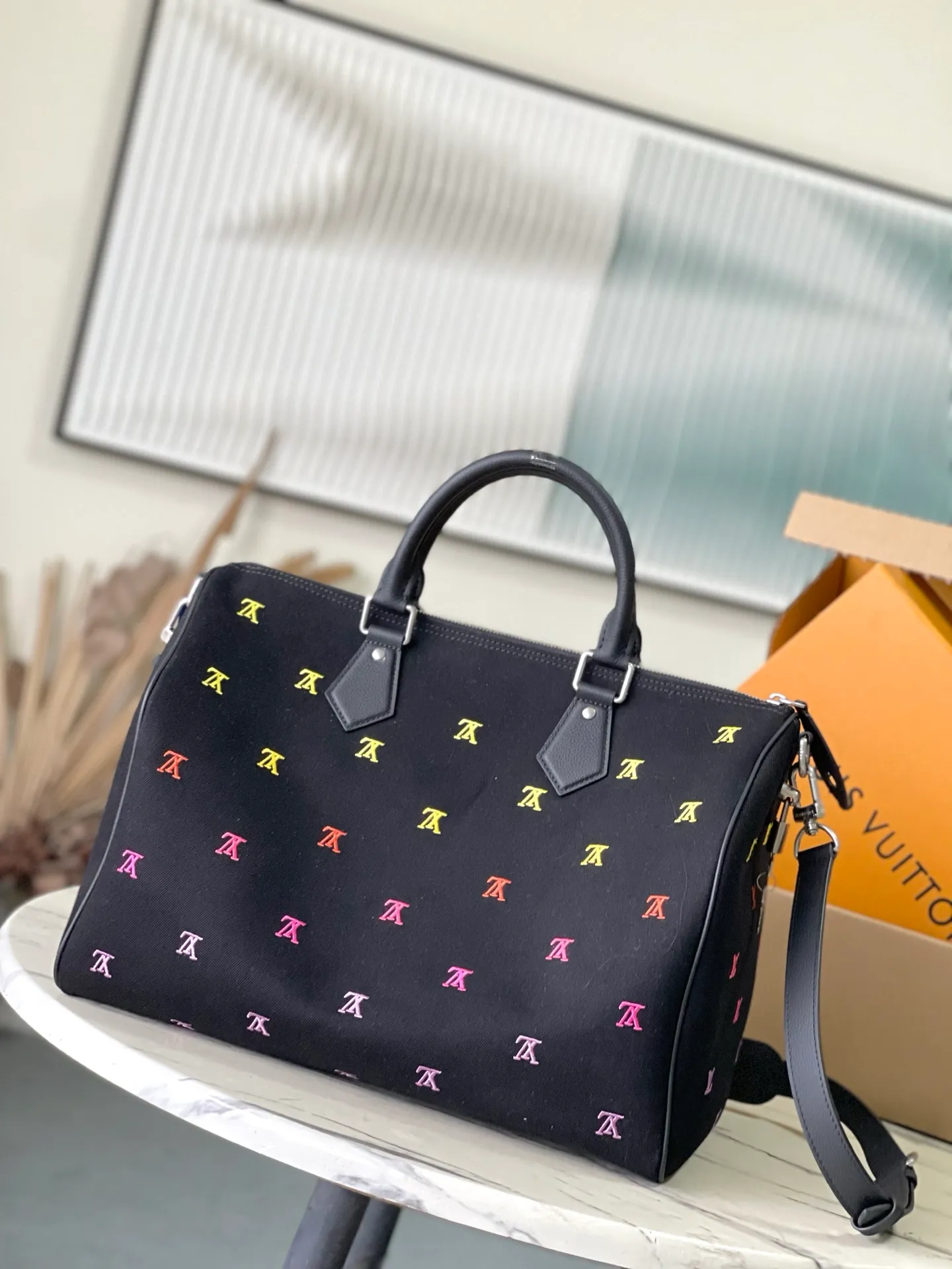 💰1240 (top layer leather) top original single M14136 LV Blason Denim translates music into Pharrell Williams’ fashion language, bringing a refined touch to Speedy 40 Bandoulière. Embroidered LV initials in changing colors adorn the black washed denim base. In addition to the traditional removable leather name tag, the bag also features a removable headphone charm. Dimensions: 40 x 26 x 23 cm