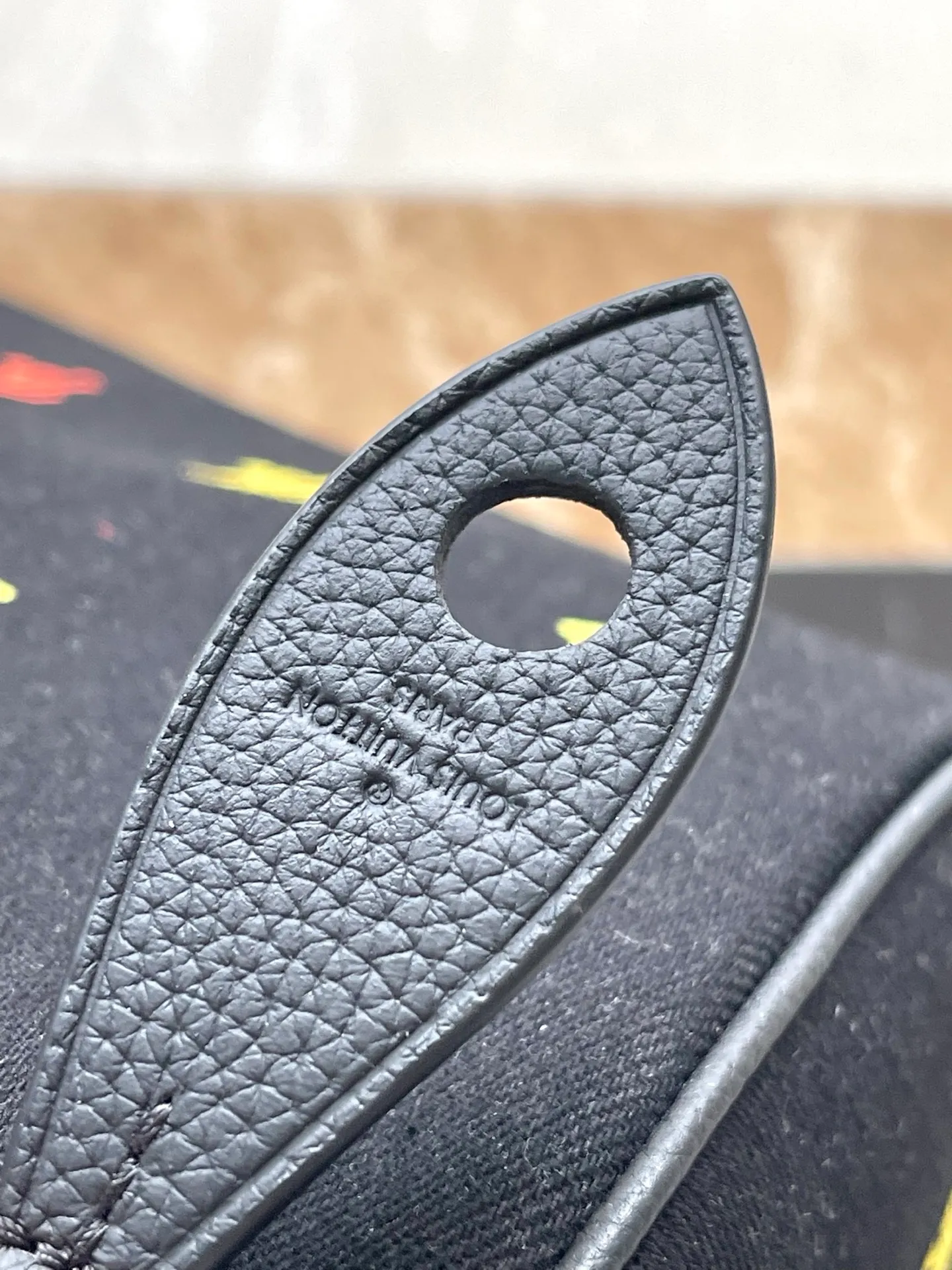 💰1240 (top layer leather) top original single M14136 LV Blason Denim translates music into Pharrell Williams’ fashion language, bringing a refined touch to Speedy 40 Bandoulière. Embroidered LV initials in changing colors adorn the black washed denim base. In addition to the traditional removable leather name tag, the bag also features a removable headphone charm. Dimensions: 40 x 26 x 23 cm