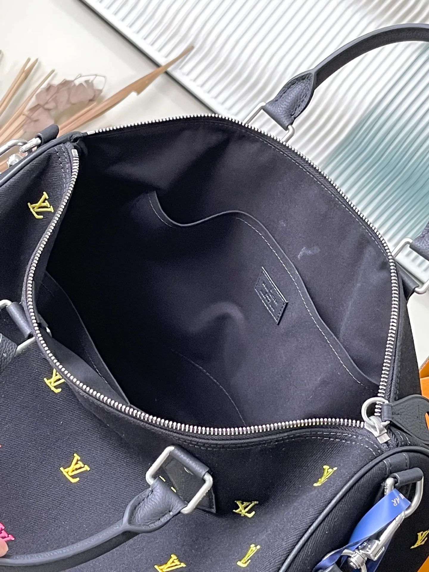 💰1240 (top layer leather) top original single M14136 LV Blason Denim translates music into Pharrell Williams’ fashion language, bringing a refined touch to Speedy 40 Bandoulière. Embroidered LV initials in changing colors adorn the black washed denim base. In addition to the traditional removable leather name tag, the bag also features a removable headphone charm. Dimensions: 40 x 26 x 23 cm