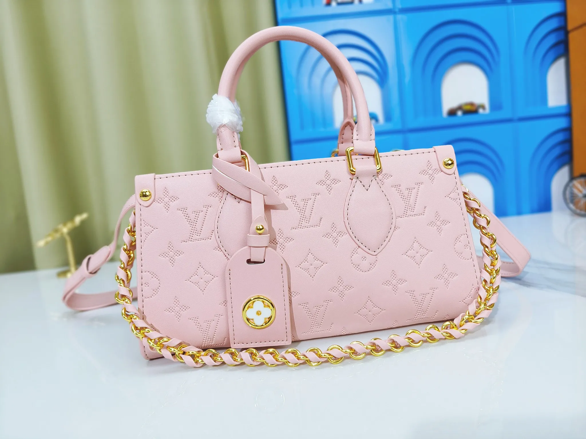 P260💰Upgraded from the original m1274m11273m46653, this onthego east west handbag is made of cow leather to create a slender shape, and the monogram flower nameplate completes the elegant style. Articulated handles and a detachable leather chain strap allow for a variety of carrying options. Dimensions: 25.0x13.0x 10.0 cm (length x height x width)