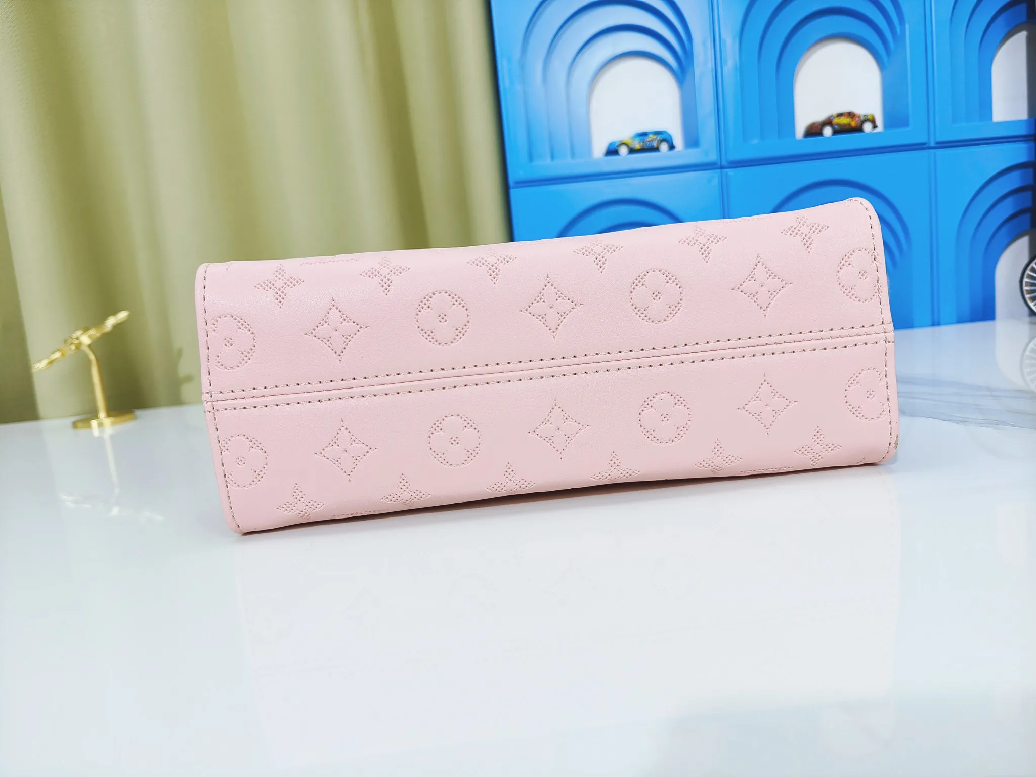 P260💰Upgraded from the original m1274m11273m46653, this onthego east west handbag is made of cow leather to create a slender shape, and the monogram flower nameplate completes the elegant style. Articulated handles and a detachable leather chain strap allow for a variety of carrying options. Dimensions: 25.0x13.0x 10.0 cm (length x height x width)