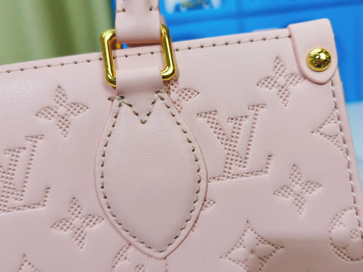 P260💰Upgraded from the original m1274m11273m46653, this onthego east west handbag is made of cow leather to create a slender shape, and the monogram flower nameplate completes the elegant style. Articulated handles and a detachable leather chain strap allow for a variety of carrying options. Dimensions: 25.0x13.0x 10.0 cm (length x height x width)