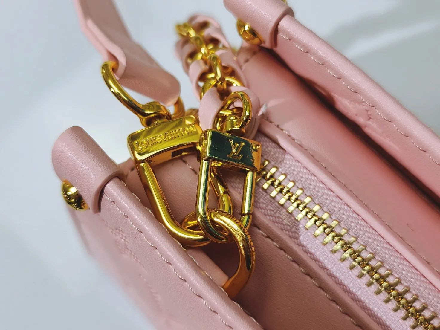 P260💰Upgraded from the original m1274m11273m46653, this onthego east west handbag is made of cow leather to create a slender shape, and the monogram flower nameplate completes the elegant style. Articulated handles and a detachable leather chain strap allow for a variety of carrying options. Dimensions: 25.0x13.0x 10.0 cm (length x height x width)