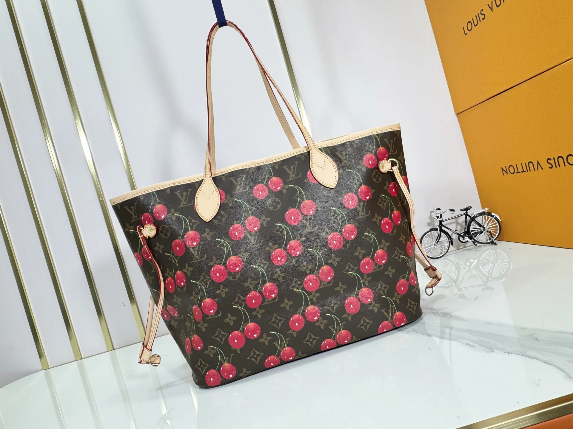 P240 Upgraded original M40995 M17088 Murakami Takashi Presbyopic Cherry 🍒The legendary Neverfull medium handbag: always able to meet your various needs for handbags. It has a large capacity but is not bulky. It is stiff and soft to the touch, making it suitable for home and travel. Tighten the side ties and it instantly transforms into a stylish urban handbag. Loosen the straps and it transforms into a chic and practical handbag. The slender leather handle can be carried over the shoulder or between the arms. The model shown here is made of Damier Azur canvas. Size: 31x28x14cm