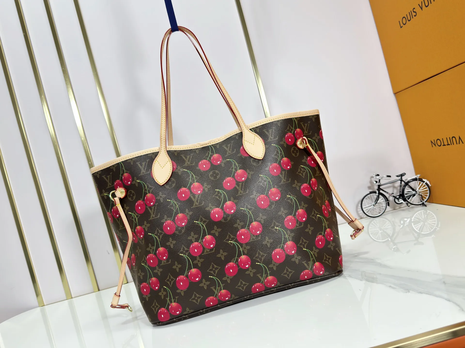 P240 Upgraded original M40995 M17088 Murakami Takashi Presbyopic Cherry 🍒The legendary Neverfull medium handbag: always able to meet your various needs for handbags. It has a large capacity but is not bulky. It is stiff and soft to the touch, making it suitable for home and travel. Tighten the side ties and it instantly transforms into a stylish urban handbag. Loosen the straps and it transforms into a chic and practical handbag. The slender leather handle can be carried over the shoulder or between the arms. The model shown here is made of Damier Azur canvas. Size: 31x28x14cm