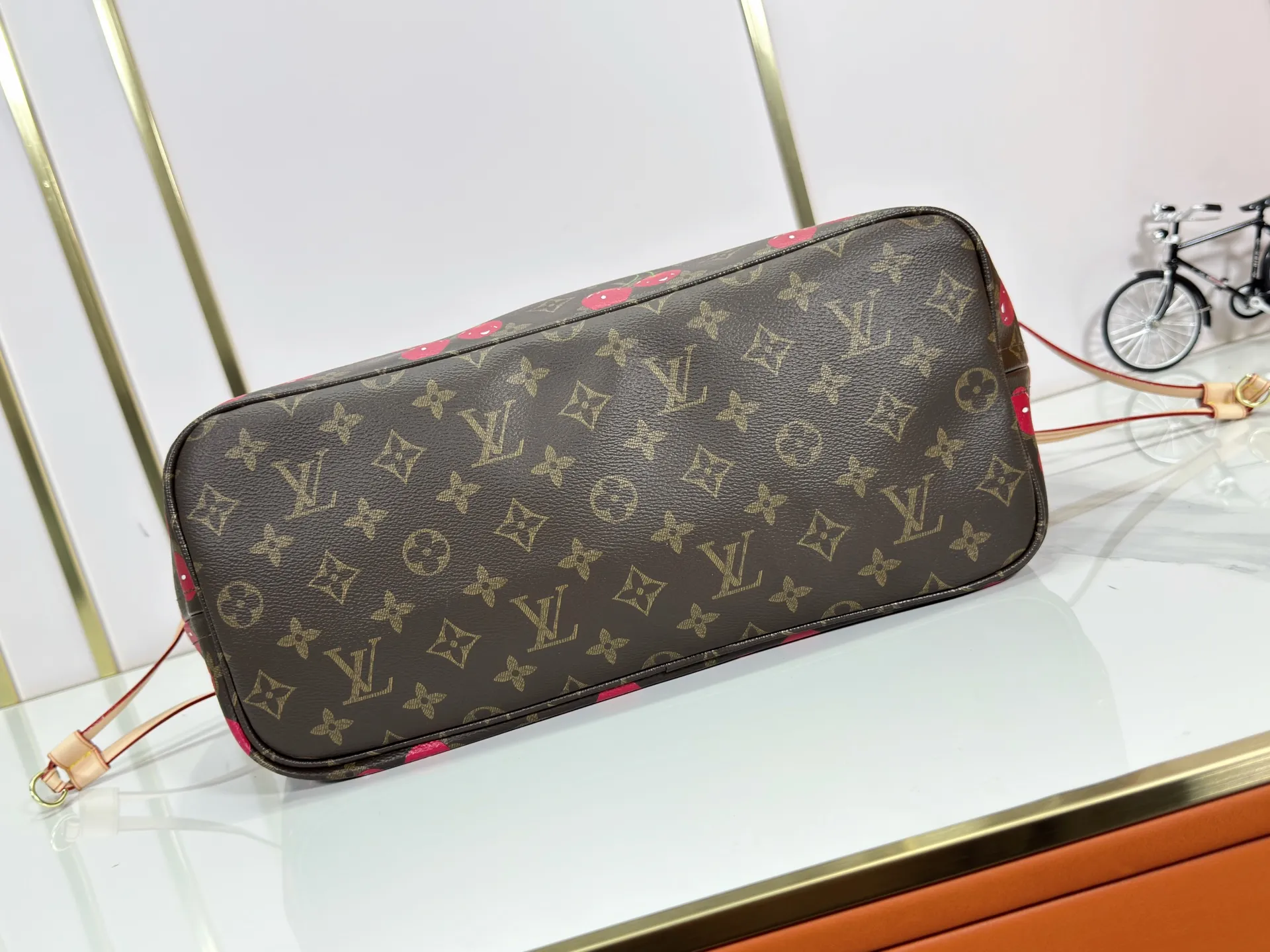 P240 Upgraded original M40995 M17088 Murakami Takashi Presbyopic Cherry 🍒The legendary Neverfull medium handbag: always able to meet your various needs for handbags. It has a large capacity but is not bulky. It is stiff and soft to the touch, making it suitable for home and travel. Tighten the side ties and it instantly transforms into a stylish urban handbag. Loosen the straps and it transforms into a chic and practical handbag. The slender leather handle can be carried over the shoulder or between the arms. The model shown here is made of Damier Azur canvas. Size: 31x28x14cm