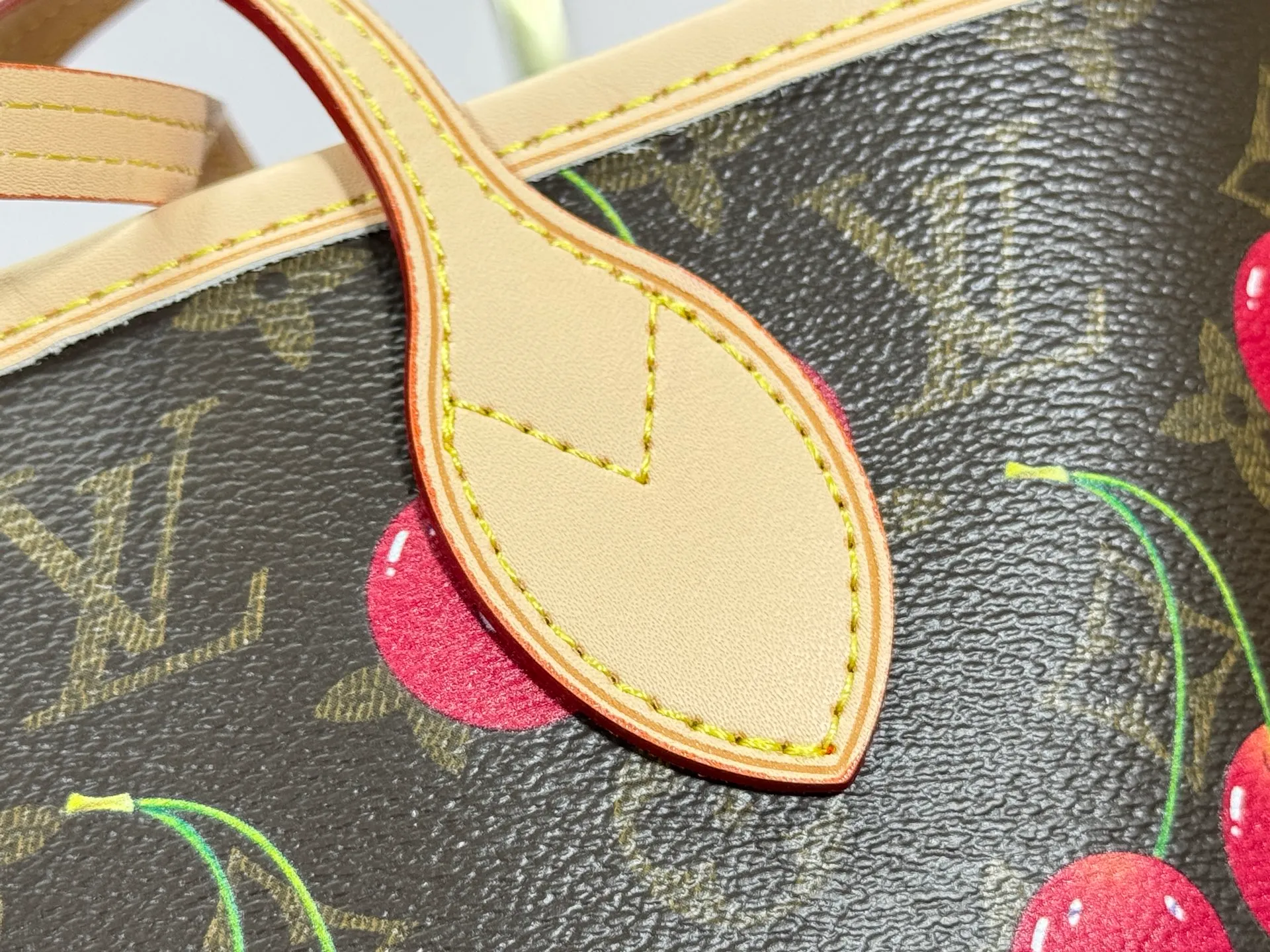 P240 Upgraded original M40995 M17088 Murakami Takashi Presbyopic Cherry 🍒The legendary Neverfull medium handbag: always able to meet your various needs for handbags. It has a large capacity but is not bulky. It is stiff and soft to the touch, making it suitable for home and travel. Tighten the side ties and it instantly transforms into a stylish urban handbag. Loosen the straps and it transforms into a chic and practical handbag. The slender leather handle can be carried over the shoulder or between the arms. The model shown here is made of Damier Azur canvas. Size: 31x28x14cm