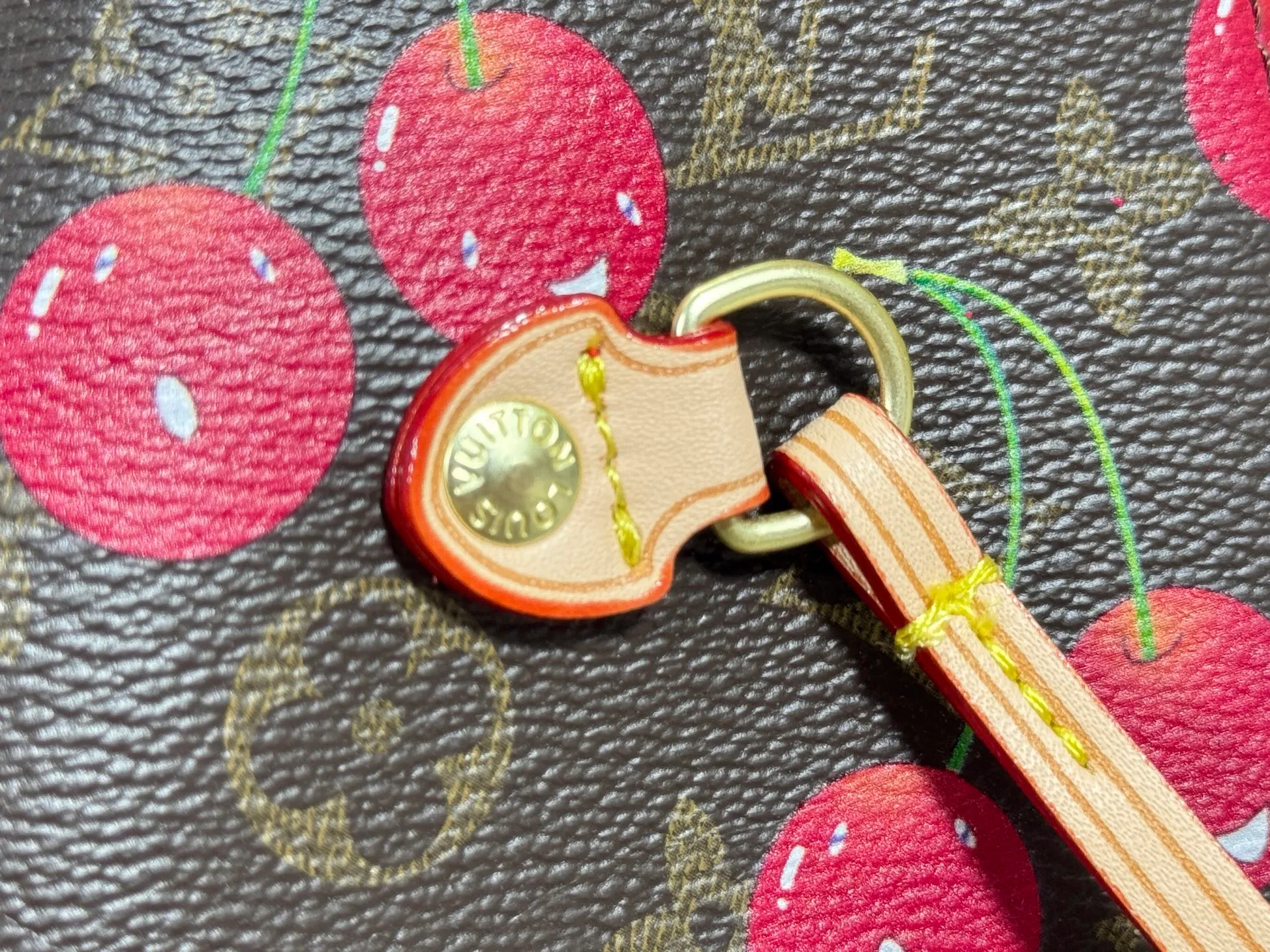 P240 Upgraded original M40995 M17088 Murakami Takashi Presbyopic Cherry 🍒The legendary Neverfull medium handbag: always able to meet your various needs for handbags. It has a large capacity but is not bulky. It is stiff and soft to the touch, making it suitable for home and travel. Tighten the side ties and it instantly transforms into a stylish urban handbag. Loosen the straps and it transforms into a chic and practical handbag. The slender leather handle can be carried over the shoulder or between the arms. The model shown here is made of Damier Azur canvas. Size: 31x28x14cm