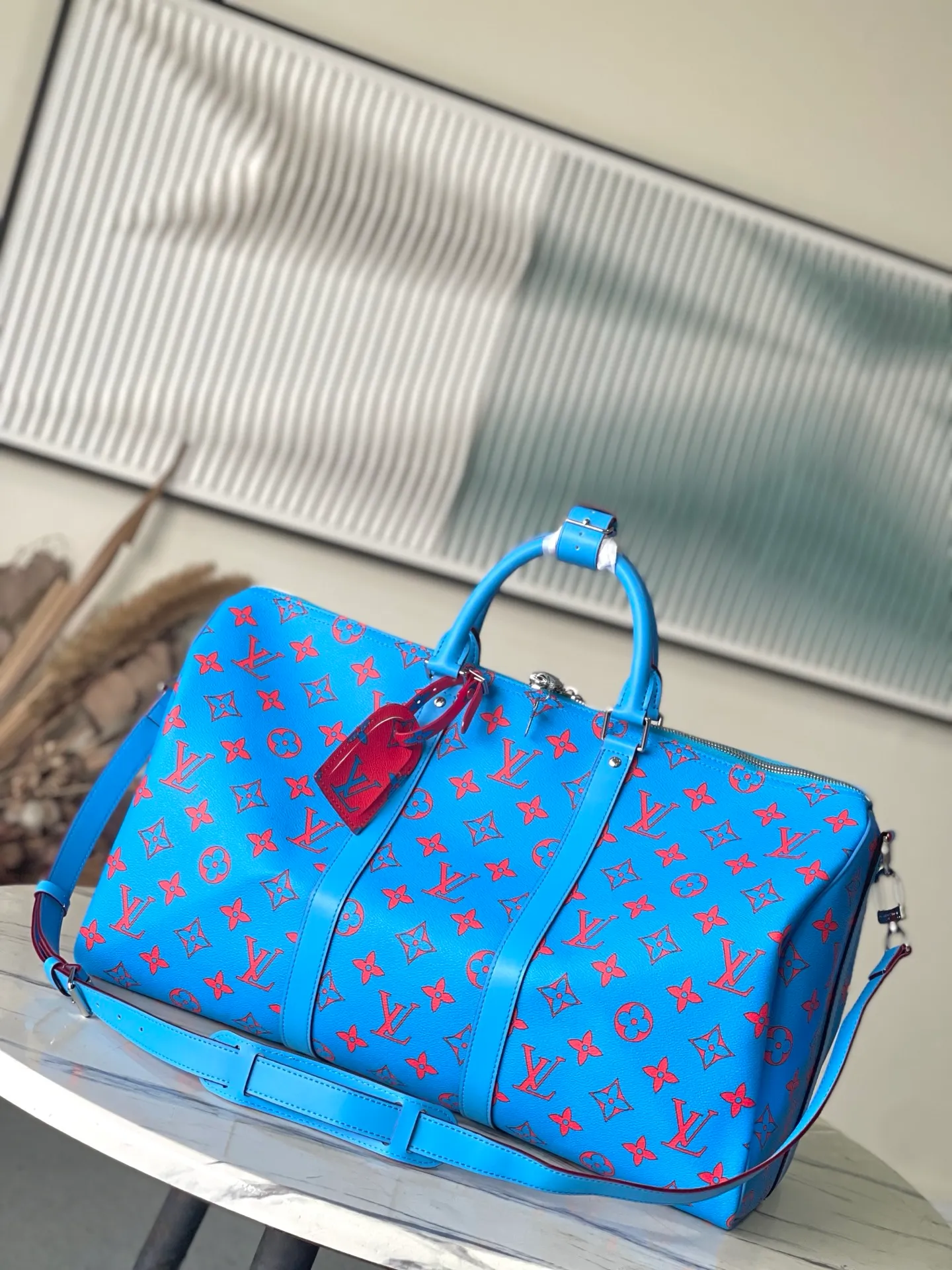 💰1340 Top Original M14834 KEEPALL BANDOULIÈRE 50 The blue Monogram Bandana pattern is presented with a unique bleaching and dyeing effect, bringing an elegant and casual atmosphere to this Keepall Bandoulière 50 soft travel bag made of soft leather and classic lines. This cabin-sized travel bag has a roomy interior for packing your weekend essentials. The travel bag features leather top handles and a detachable shoulder strap, allowing it to be carried in a variety of ways. size：50*29*23