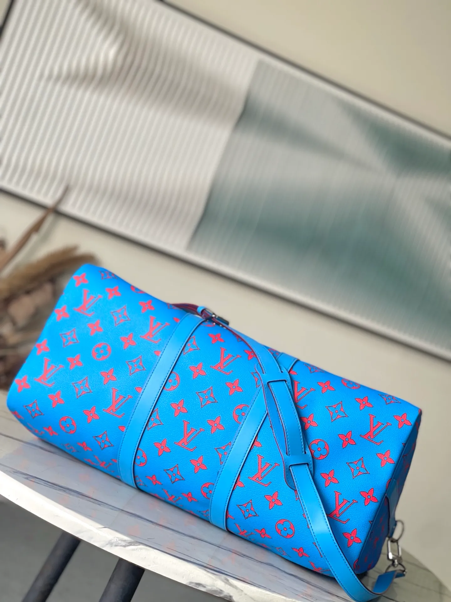 💰1340 Top Original M14834 KEEPALL BANDOULIÈRE 50 The blue Monogram Bandana pattern is presented with a unique bleaching and dyeing effect, bringing an elegant and casual atmosphere to this Keepall Bandoulière 50 soft travel bag made of soft leather and classic lines. This cabin-sized travel bag has a roomy interior for packing your weekend essentials. The travel bag features leather top handles and a detachable shoulder strap, allowing it to be carried in a variety of ways. size：50*29*23