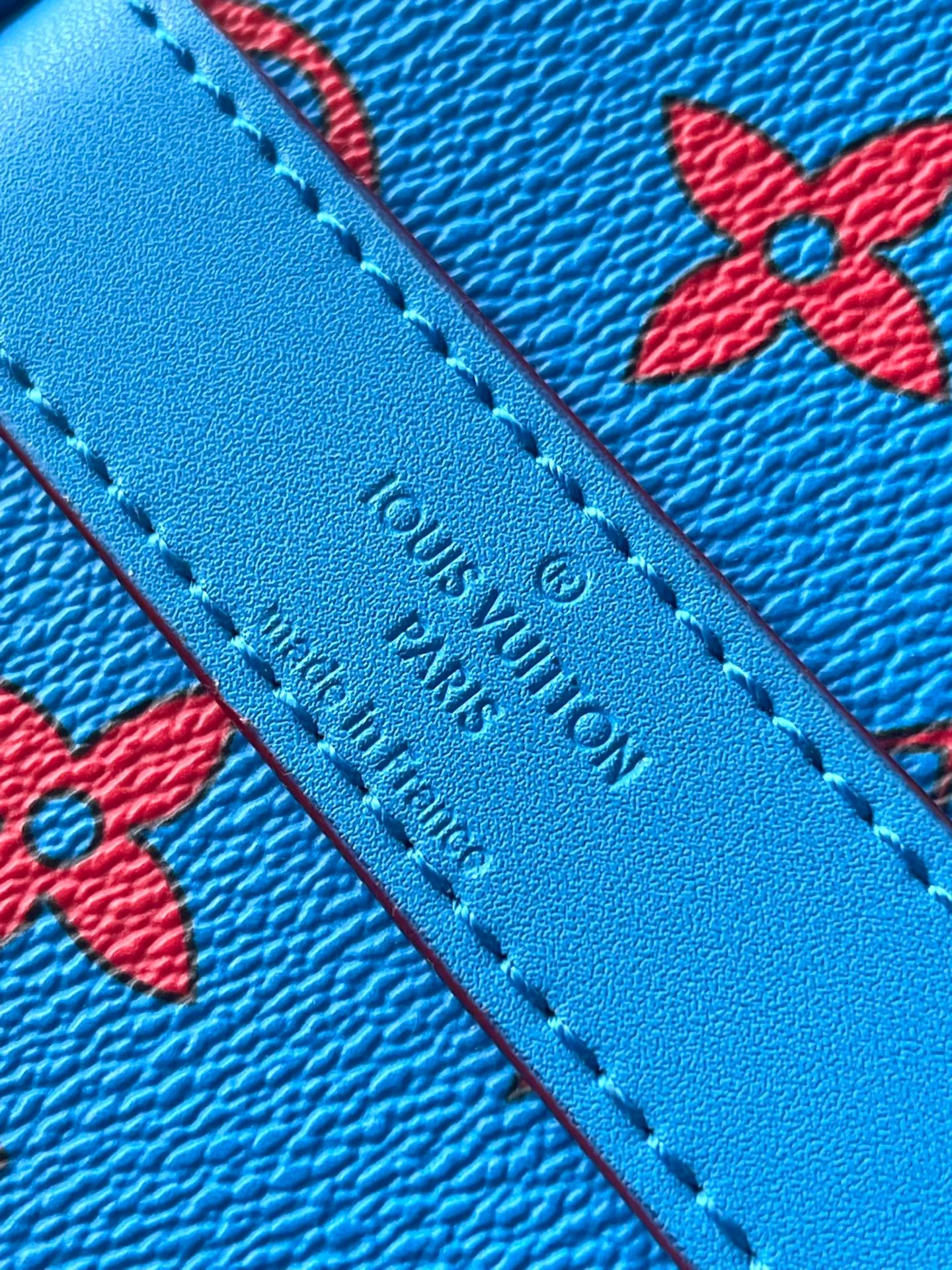 💰1340 Top Original M14834 KEEPALL BANDOULIÈRE 50 The blue Monogram Bandana pattern is presented with a unique bleaching and dyeing effect, bringing an elegant and casual atmosphere to this Keepall Bandoulière 50 soft travel bag made of soft leather and classic lines. This cabin-sized travel bag has a roomy interior for packing your weekend essentials. The travel bag features leather top handles and a detachable shoulder strap, allowing it to be carried in a variety of ways. size：50*29*23