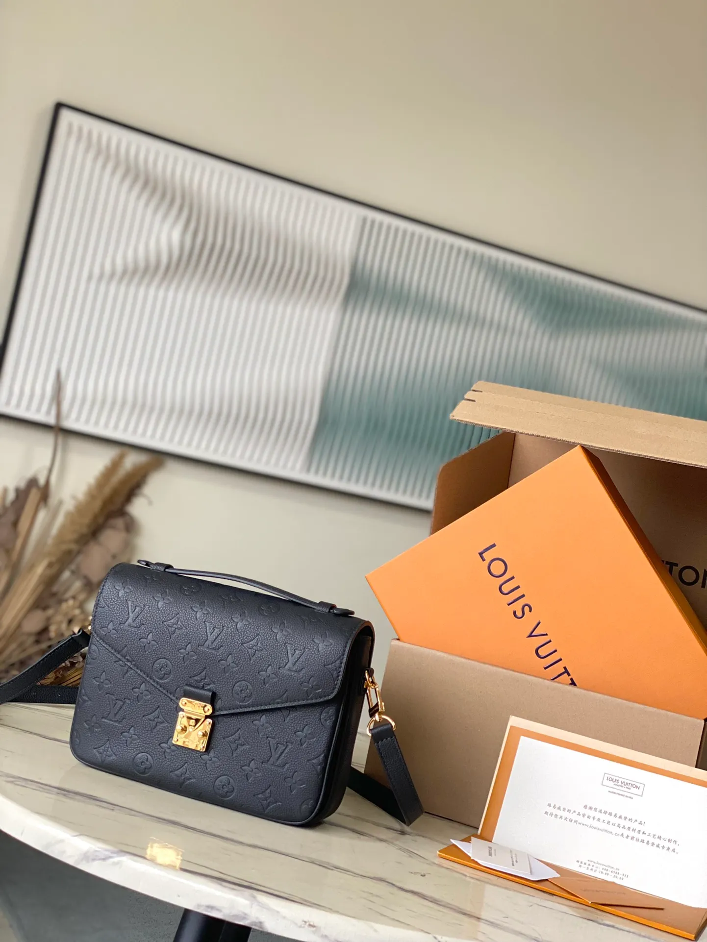 💰1040 (top layer leather) top original order M41487. Support counter inspection. The photos taken of duty-free goods are consistent with the product without opening the packaging. This product is an exclusive duty-free product in the market and is the highest-end product. Inspection is supported. This product has passed strict inspection and is flawless. Please wear gloves when touching the product. This product is not returnable or exchangeable. Please confirm the product first and then remove the label on the handle. This product is temporarily not open to the public, only regular customers, and is in short supply. Dimensions: 25 x 17 x 7 cm