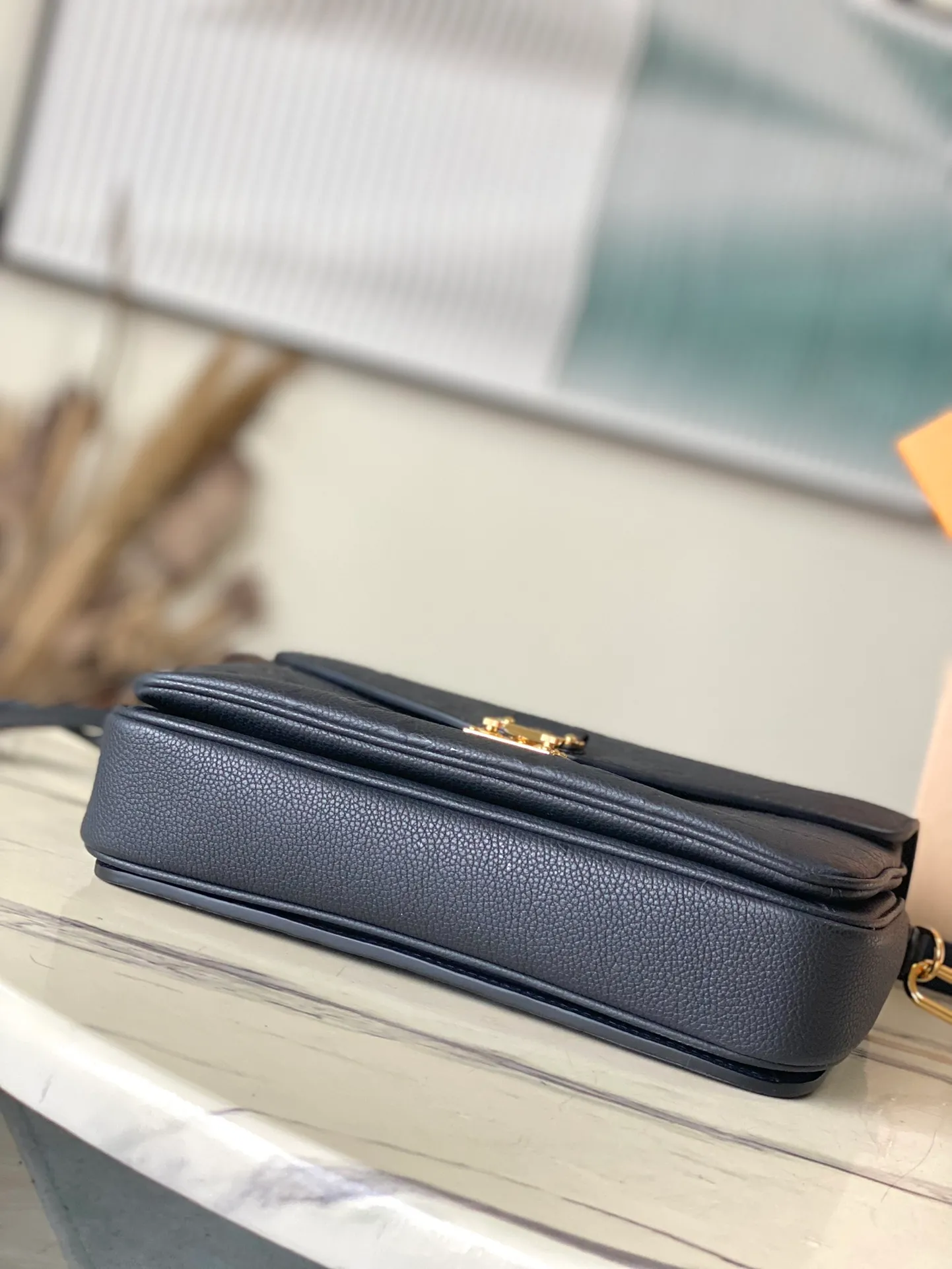 💰1040 (top layer leather) top original order M41487. Support counter inspection. The photos taken of duty-free goods are consistent with the product without opening the packaging. This product is an exclusive duty-free product in the market and is the highest-end product. Inspection is supported. This product has passed strict inspection and is flawless. Please wear gloves when touching the product. This product is not returnable or exchangeable. Please confirm the product first and then remove the label on the handle. This product is temporarily not open to the public, only regular customers, and is in short supply. Dimensions: 25 x 17 x 7 cm