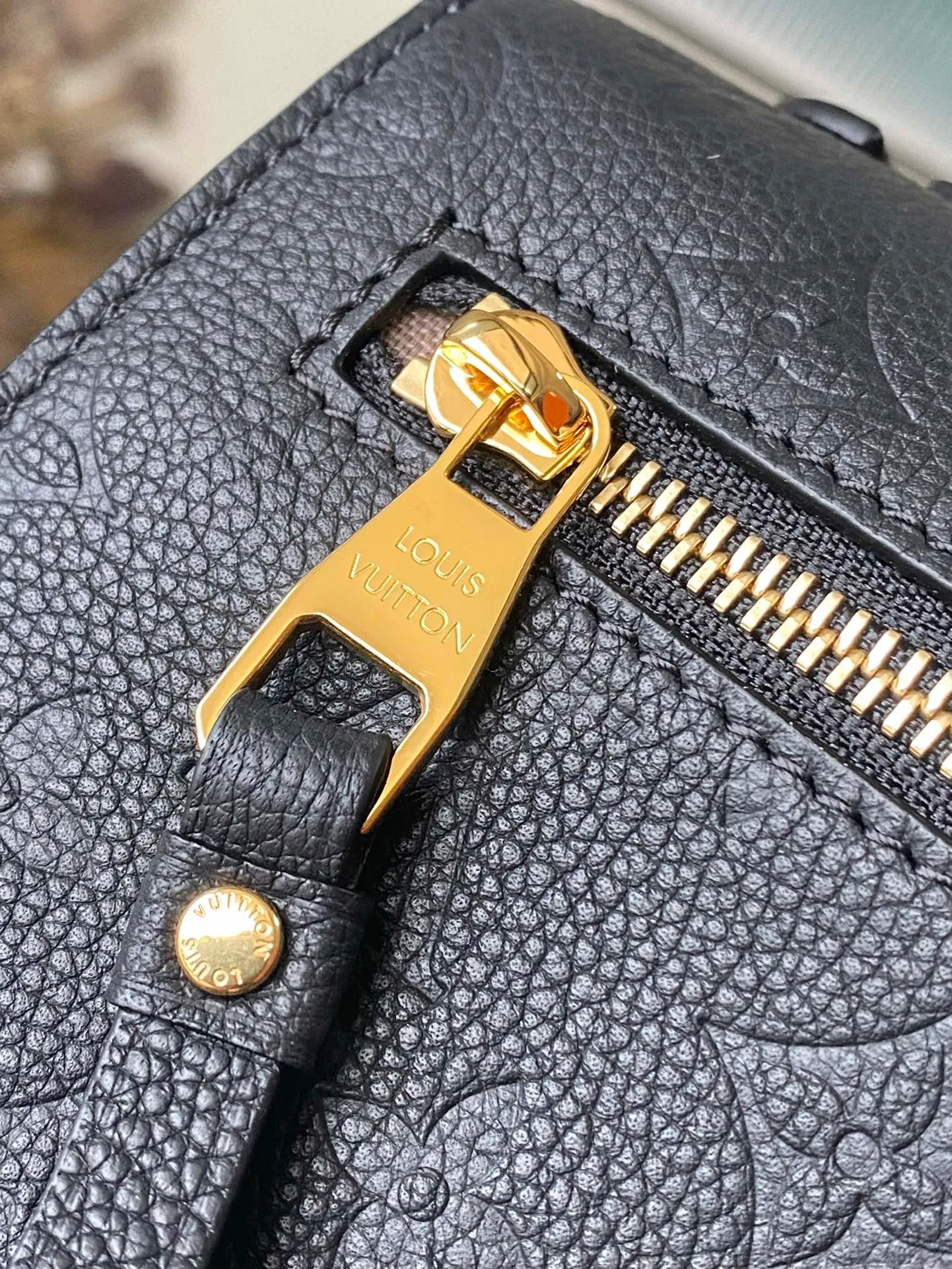 💰1040 (top layer leather) top original order M41487. Support counter inspection. The photos taken of duty-free goods are consistent with the product without opening the packaging. This product is an exclusive duty-free product in the market and is the highest-end product. Inspection is supported. This product has passed strict inspection and is flawless. Please wear gloves when touching the product. This product is not returnable or exchangeable. Please confirm the product first and then remove the label on the handle. This product is temporarily not open to the public, only regular customers, and is in short supply. Dimensions: 25 x 17 x 7 cm