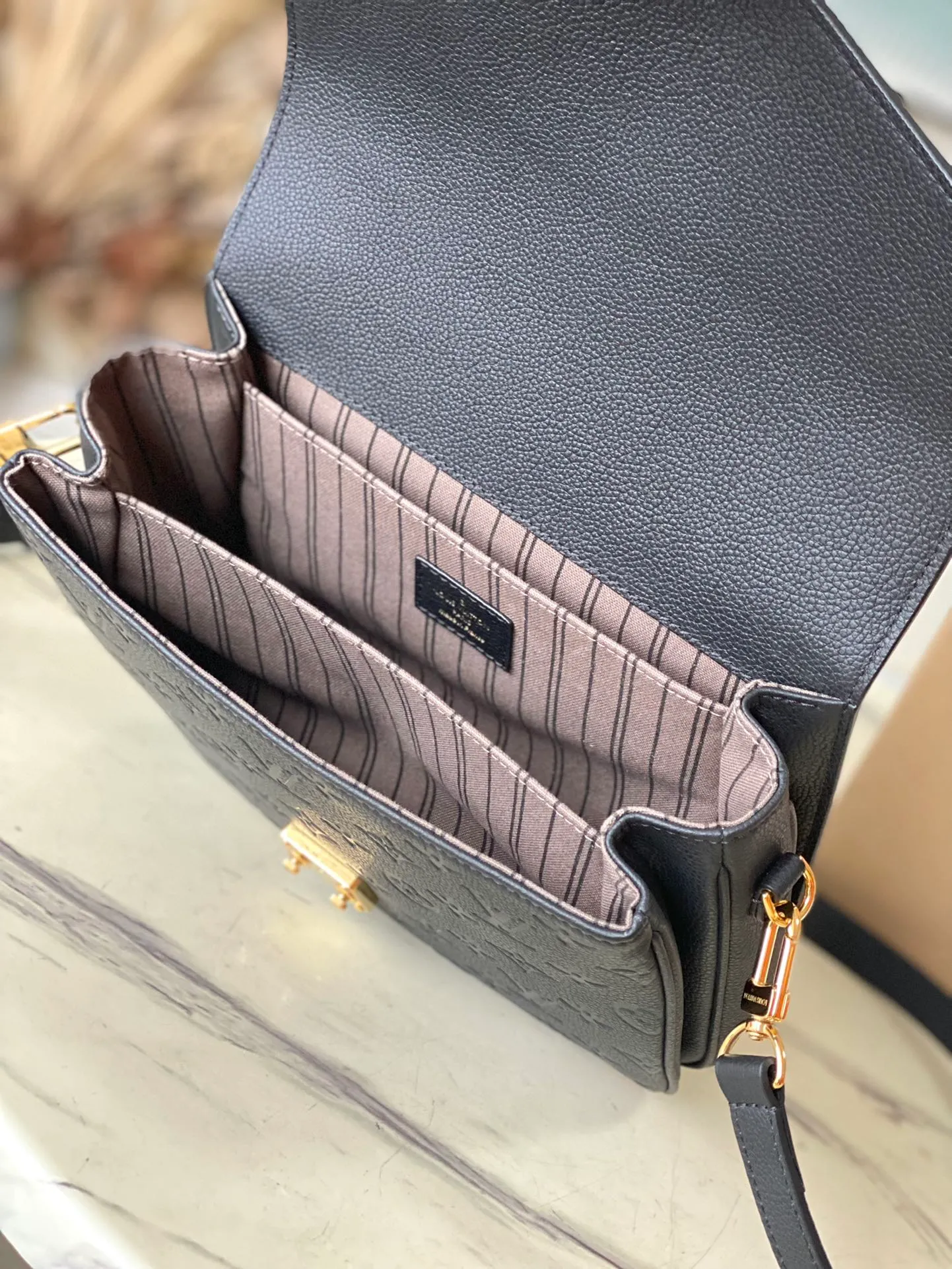 💰1040 (top layer leather) top original order M41487. Support counter inspection. The photos taken of duty-free goods are consistent with the product without opening the packaging. This product is an exclusive duty-free product in the market and is the highest-end product. Inspection is supported. This product has passed strict inspection and is flawless. Please wear gloves when touching the product. This product is not returnable or exchangeable. Please confirm the product first and then remove the label on the handle. This product is temporarily not open to the public, only regular customers, and is in short supply. Dimensions: 25 x 17 x 7 cm