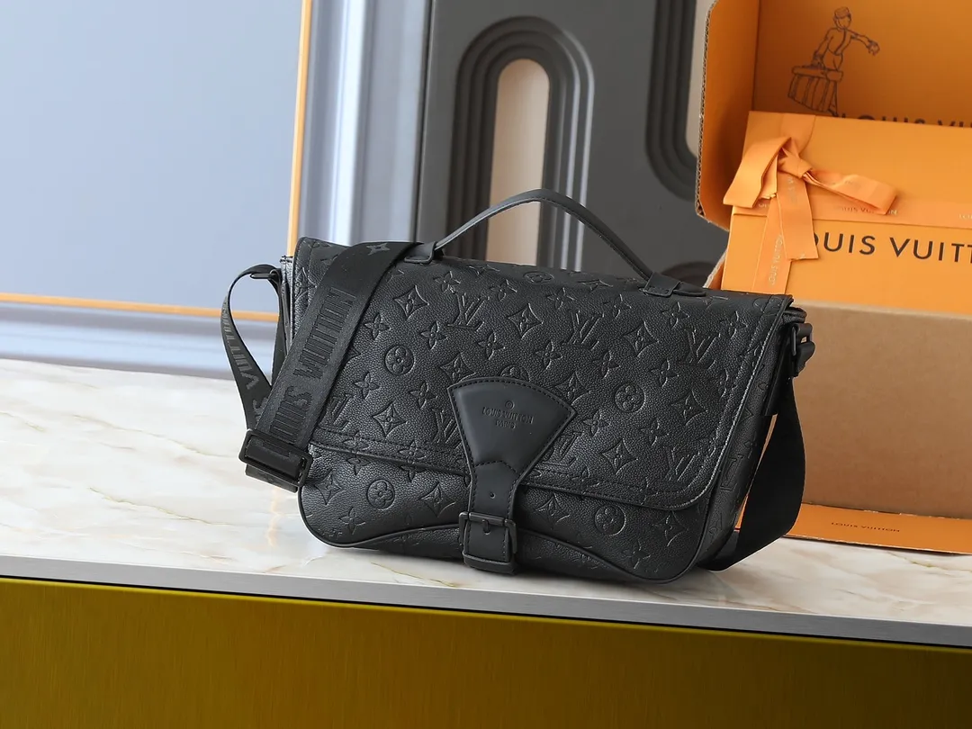💰280💰Upgraded original M46685 men's messenger bag series Montsouris messenger bag This spacious Montsouris messenger bag is made of soft calfskin, embellished with the brand's Epi embossed pattern, and has a modern style. The bag is equipped with multiple pockets and compartments for easy access to essentials, and features a signature textile shoulder strap and a buckle sourced from the archives, reflecting the distinctive Louis Vuitton style. The design is lightweight and soft, making it perfect for cross-body carry. Dimensions: 34 x 19 x 11 cm