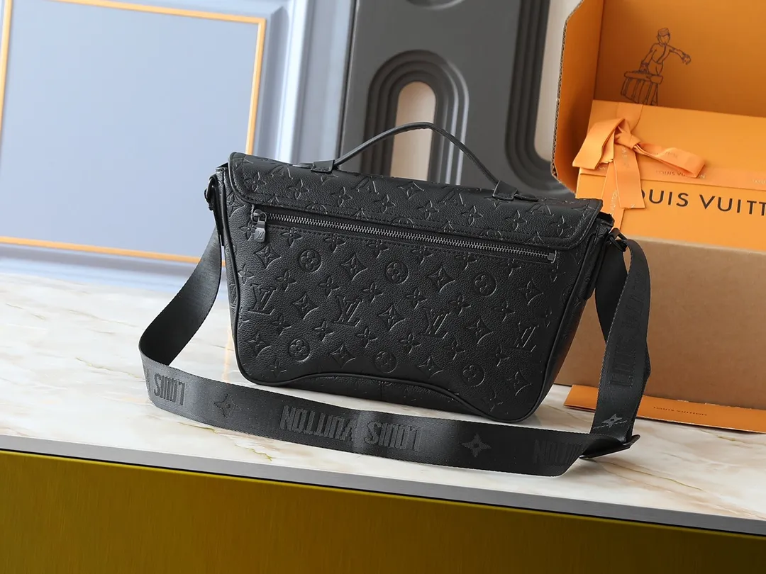 💰280💰Upgraded original M46685 men's messenger bag series Montsouris messenger bag This spacious Montsouris messenger bag is made of soft calfskin, embellished with the brand's Epi embossed pattern, and has a modern style. The bag is equipped with multiple pockets and compartments for easy access to essentials, and features a signature textile shoulder strap and a buckle sourced from the archives, reflecting the distinctive Louis Vuitton style. The design is lightweight and soft, making it perfect for cross-body carry. Dimensions: 34 x 19 x 11 cm