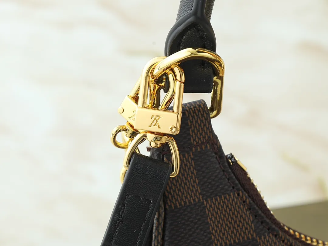 💰240💰Upgraded from the original M25223, this small Catchy handbag is made of canvas and trimmed with cow leather, and uses the classic Monogram pattern to pay tribute to the brand's tradition, making it another smart choice. The neat structure makes it easy to carry your daily needs. The double-sided sliding straps make it easy to adjust the contours of the bag. The detachable metal chain complements the key-shaped decoration. Dimensions: 24.0 x 10.0 x 6.0 cm (length x height x width)