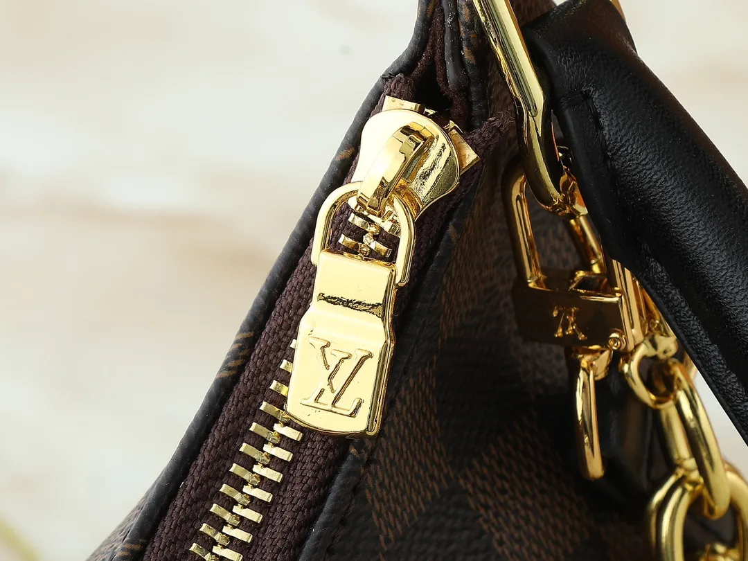 💰240💰Upgraded from the original M25223, this small Catchy handbag is made of canvas and trimmed with cow leather, and uses the classic Monogram pattern to pay tribute to the brand's tradition, making it another smart choice. The neat structure makes it easy to carry your daily needs. The double-sided sliding straps make it easy to adjust the contours of the bag. The detachable metal chain complements the key-shaped decoration. Dimensions: 24.0 x 10.0 x 6.0 cm (length x height x width)