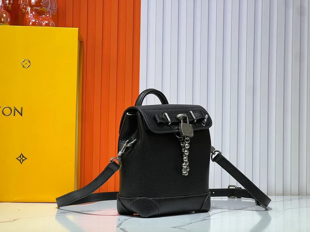 Batch 280💰Upgraded version model: M11630 This Steamer 15 handbag presents the trendy configuration of the Steamer handbag in a wallet size, and then continues the traditional elements with the top handle, reinforced corners and base, showing Pharrell Williams' smart ingenuity. A non-functional padlock expresses the Louis Vuitton Marque Déposée logo, replacing the series' usual chain and pin closures. 16.5 x 20 x 8.5 cm (length x height x width)