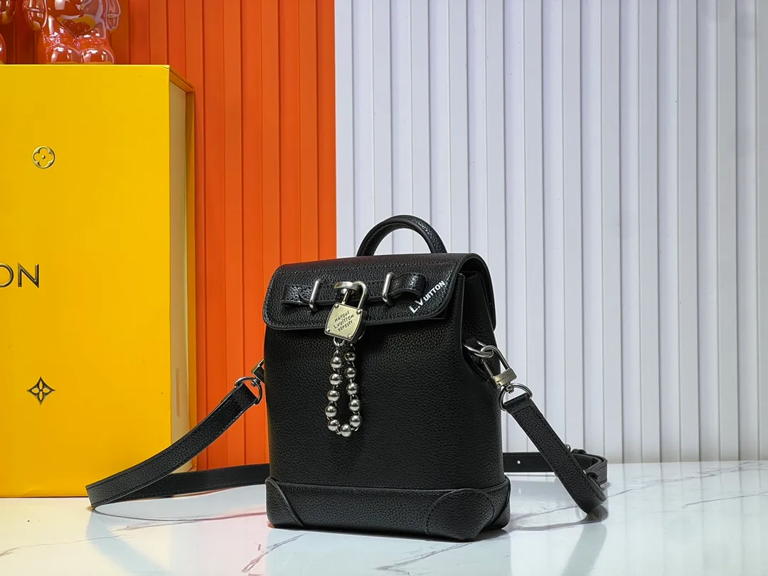 Batch 280💰Upgraded version model: M11630 This Steamer 15 handbag presents the trendy configuration of the Steamer handbag in a wallet size, and then continues the traditional elements with the top handle, reinforced corners and base, showing Pharrell Williams' smart ingenuity. A non-functional padlock expresses the Louis Vuitton Marque Déposée logo, replacing the series' usual chain and pin closures. 16.5 x 20 x 8.5 cm (length x height x width)