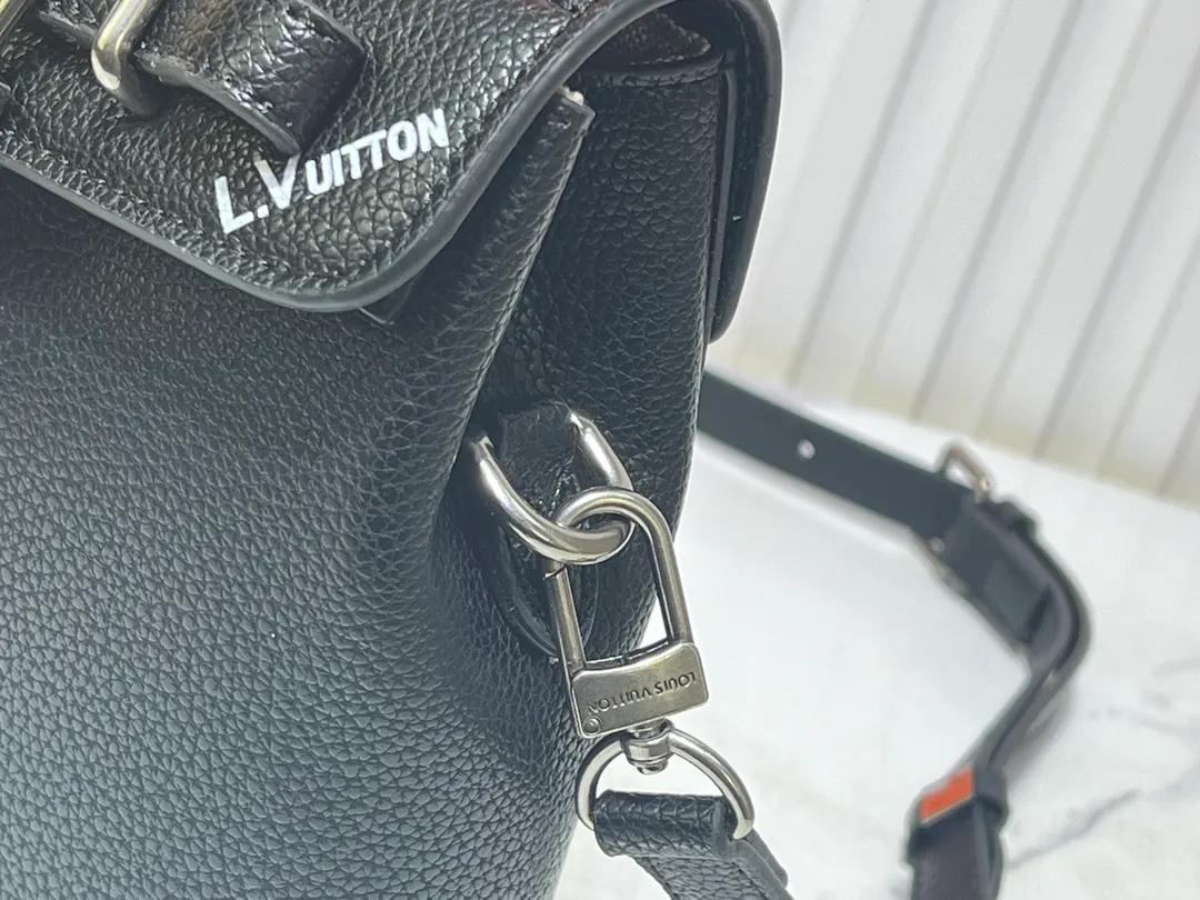Batch 280💰Upgraded version model: M11630 This Steamer 15 handbag presents the trendy configuration of the Steamer handbag in a wallet size, and then continues the traditional elements with the top handle, reinforced corners and base, showing Pharrell Williams' smart ingenuity. A non-functional padlock expresses the Louis Vuitton Marque Déposée logo, replacing the series' usual chain and pin closures. 16.5 x 20 x 8.5 cm (length x height x width)