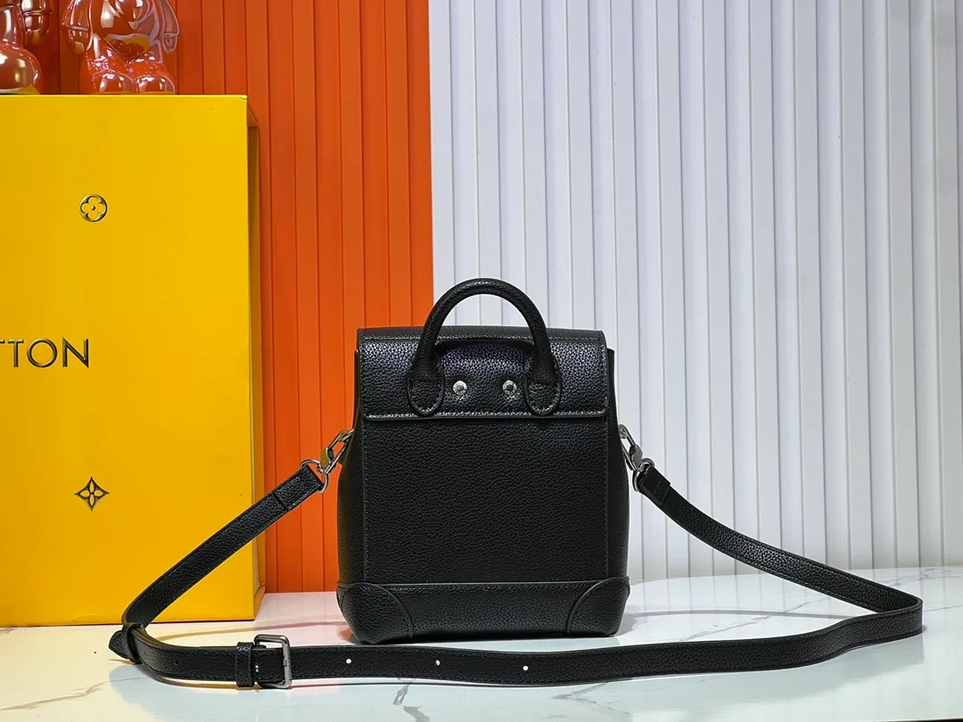 Batch 280💰Upgraded version model: M11630 This Steamer 15 handbag presents the trendy configuration of the Steamer handbag in a wallet size, and then continues the traditional elements with the top handle, reinforced corners and base, showing Pharrell Williams' smart ingenuity. A non-functional padlock expresses the Louis Vuitton Marque Déposée logo, replacing the series' usual chain and pin closures. 16.5 x 20 x 8.5 cm (length x height x width)