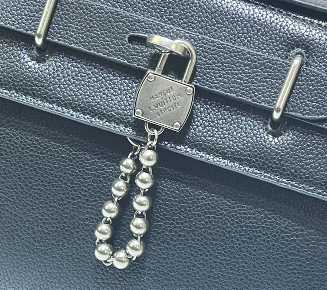 Batch 280💰Upgraded version model: M11630 This Steamer 15 handbag presents the trendy configuration of the Steamer handbag in a wallet size, and then continues the traditional elements with the top handle, reinforced corners and base, showing Pharrell Williams' smart ingenuity. A non-functional padlock expresses the Louis Vuitton Marque Déposée logo, replacing the series' usual chain and pin closures. 16.5 x 20 x 8.5 cm (length x height x width)