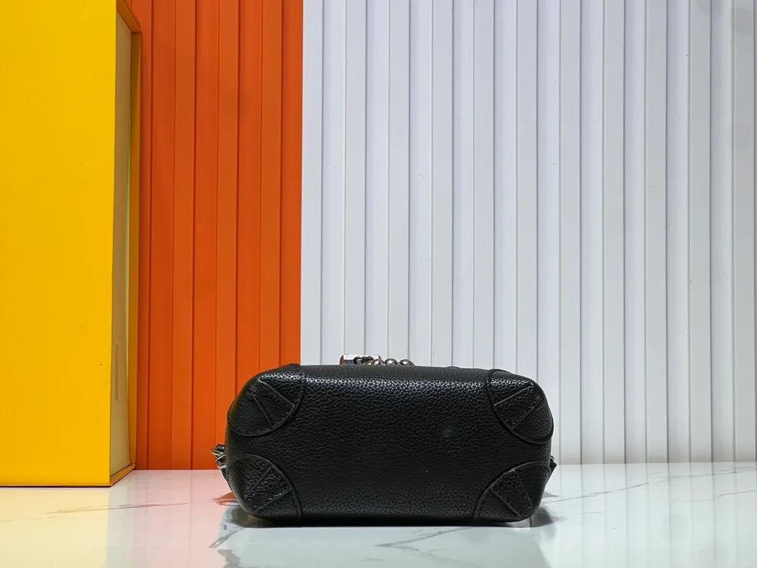 Batch 280💰Upgraded version model: M11630 This Steamer 15 handbag presents the trendy configuration of the Steamer handbag in a wallet size, and then continues the traditional elements with the top handle, reinforced corners and base, showing Pharrell Williams' smart ingenuity. A non-functional padlock expresses the Louis Vuitton Marque Déposée logo, replacing the series' usual chain and pin closures. 16.5 x 20 x 8.5 cm (length x height x width)