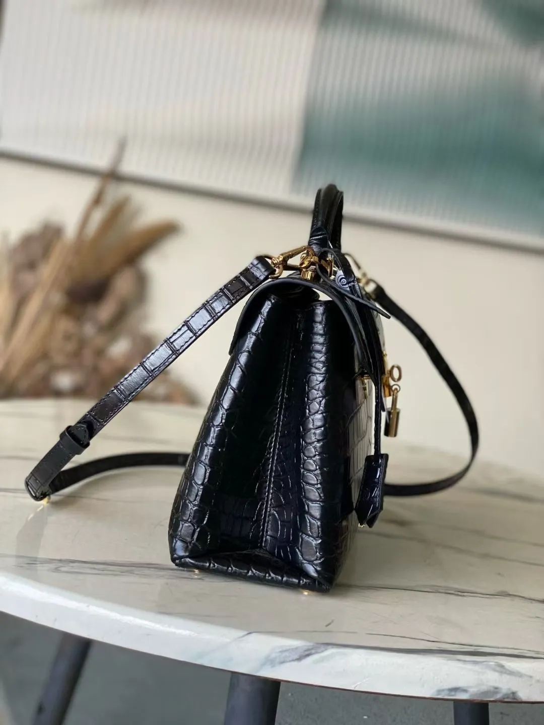 💰2200 "Special Original Leather" N98925 Crocodile Black Medium Rose des Vents medium handbag is made of smooth and grained calfskin to outline elegant lines, embellished with golden LV padlocks to shine. Use the top handle and removable and adjustable shoulder strap to create an elegant elbow or practical cross-body style for everyday travel. Dimensions: length 27 width 11 height 19
