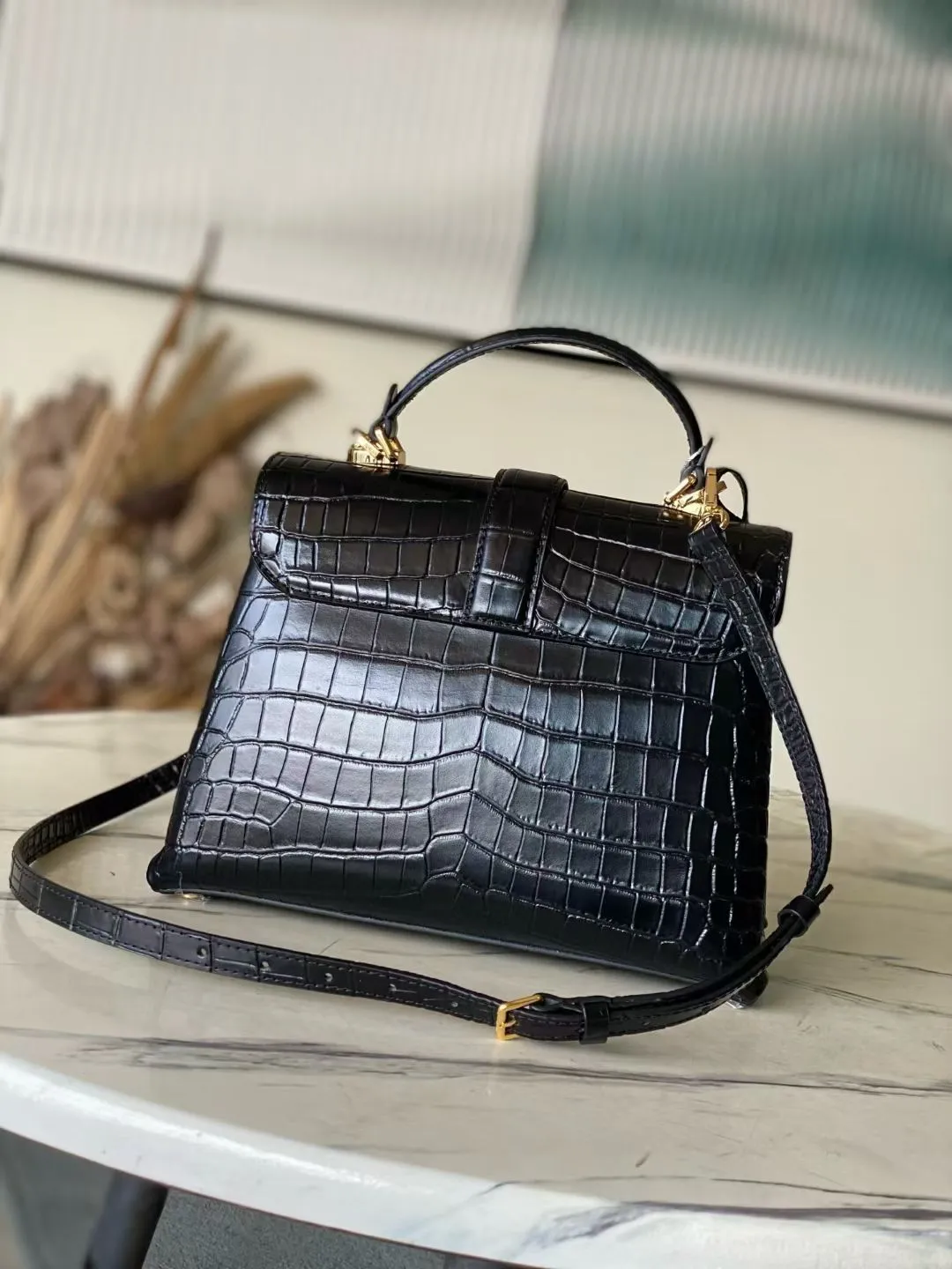 💰2200 "Special Original Leather" N98925 Crocodile Black Medium Rose des Vents medium handbag is made of smooth and grained calfskin to outline elegant lines, embellished with golden LV padlocks to shine. Use the top handle and removable and adjustable shoulder strap to create an elegant elbow or practical cross-body style for everyday travel. Dimensions: length 27 width 11 height 19