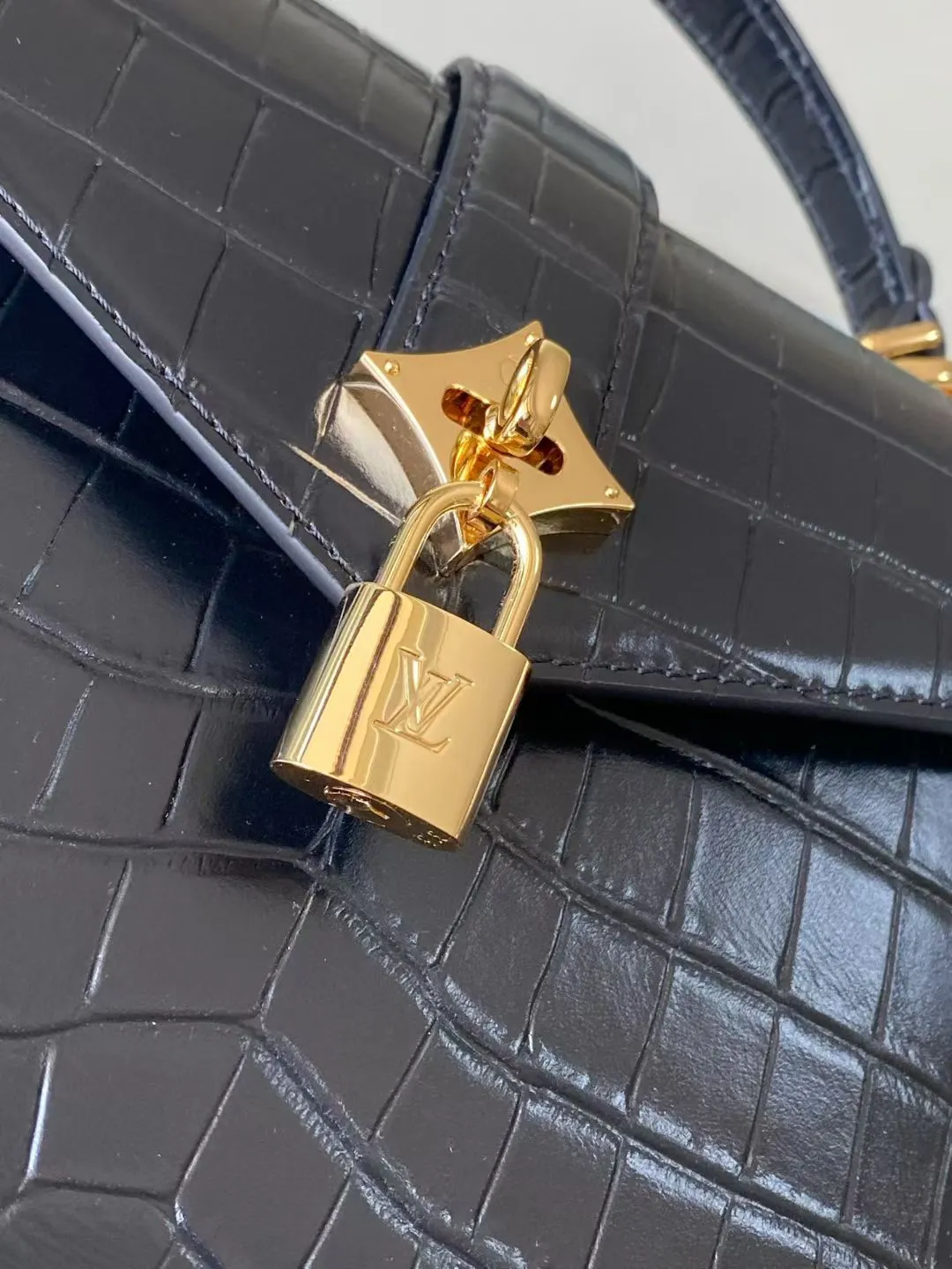 💰2200 "Special Original Leather" N98925 Crocodile Black Medium Rose des Vents medium handbag is made of smooth and grained calfskin to outline elegant lines, embellished with golden LV padlocks to shine. Use the top handle and removable and adjustable shoulder strap to create an elegant elbow or practical cross-body style for everyday travel. Dimensions: length 27 width 11 height 19